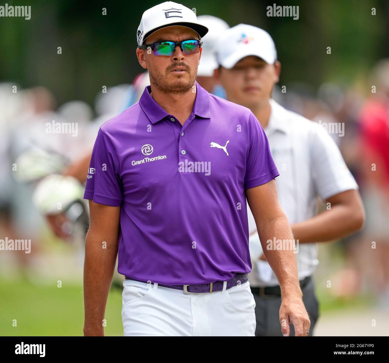 Detroit, Michigan, États-Unis. 3 juillet 2021. Rickie Fowler, de Murrieta, en Californie, descend le 14ème fairway au Rocket Mortgage Classic. Crédit : David Donoher/ZUMA Wire/Alay Live News Banque D'Images