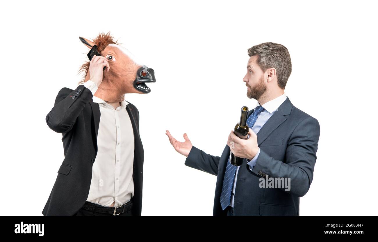 Communication d'entreprise. Homme portant une tête de cheval parler sur un téléphone portable. Communication d'entreprise Banque D'Images