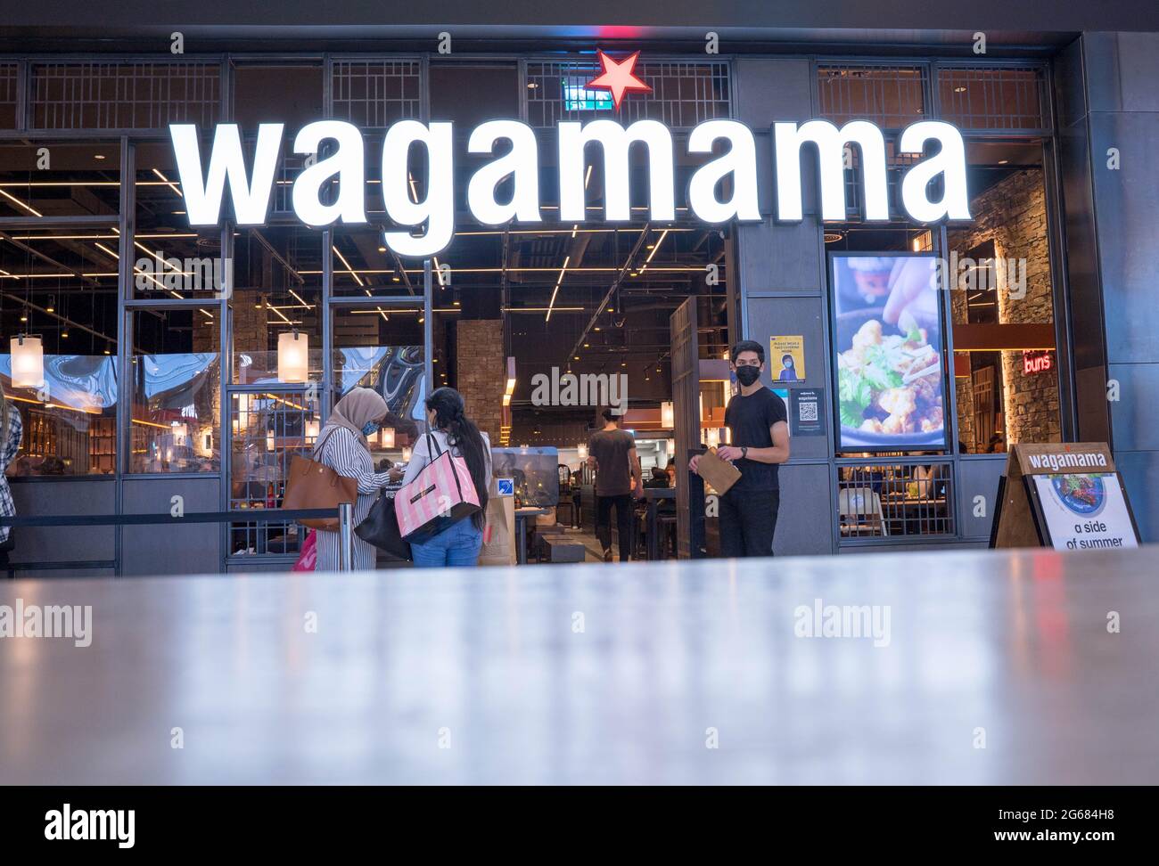 Les clients font la queue devant le restaurant Wagamama, Londres, Angleterre Banque D'Images