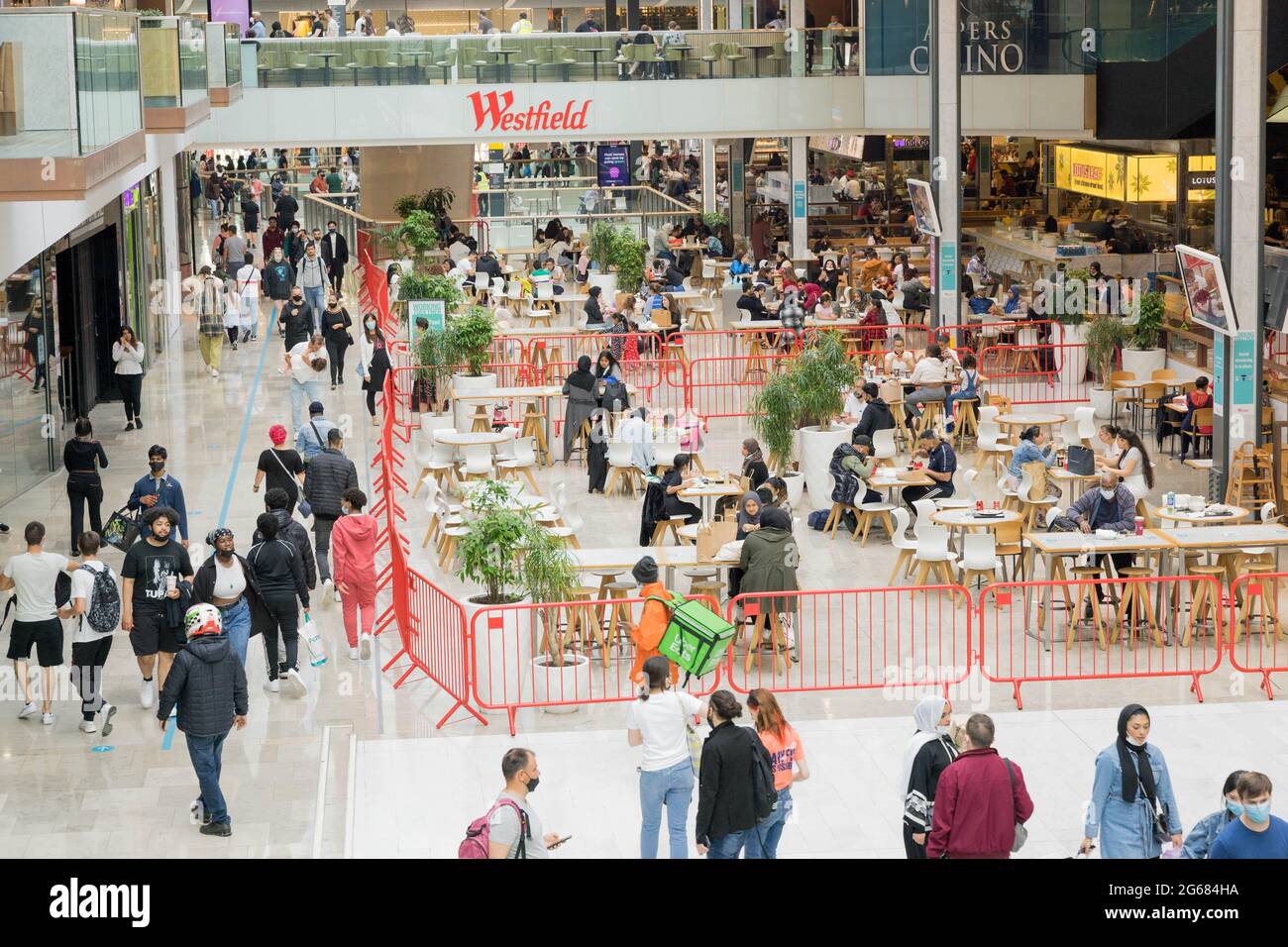 Les amateurs de shopping apprécient de faire une pause autour d'un café et d'une cuisine dans le centre commercial Westfield, Londres, Angleterre Banque D'Images