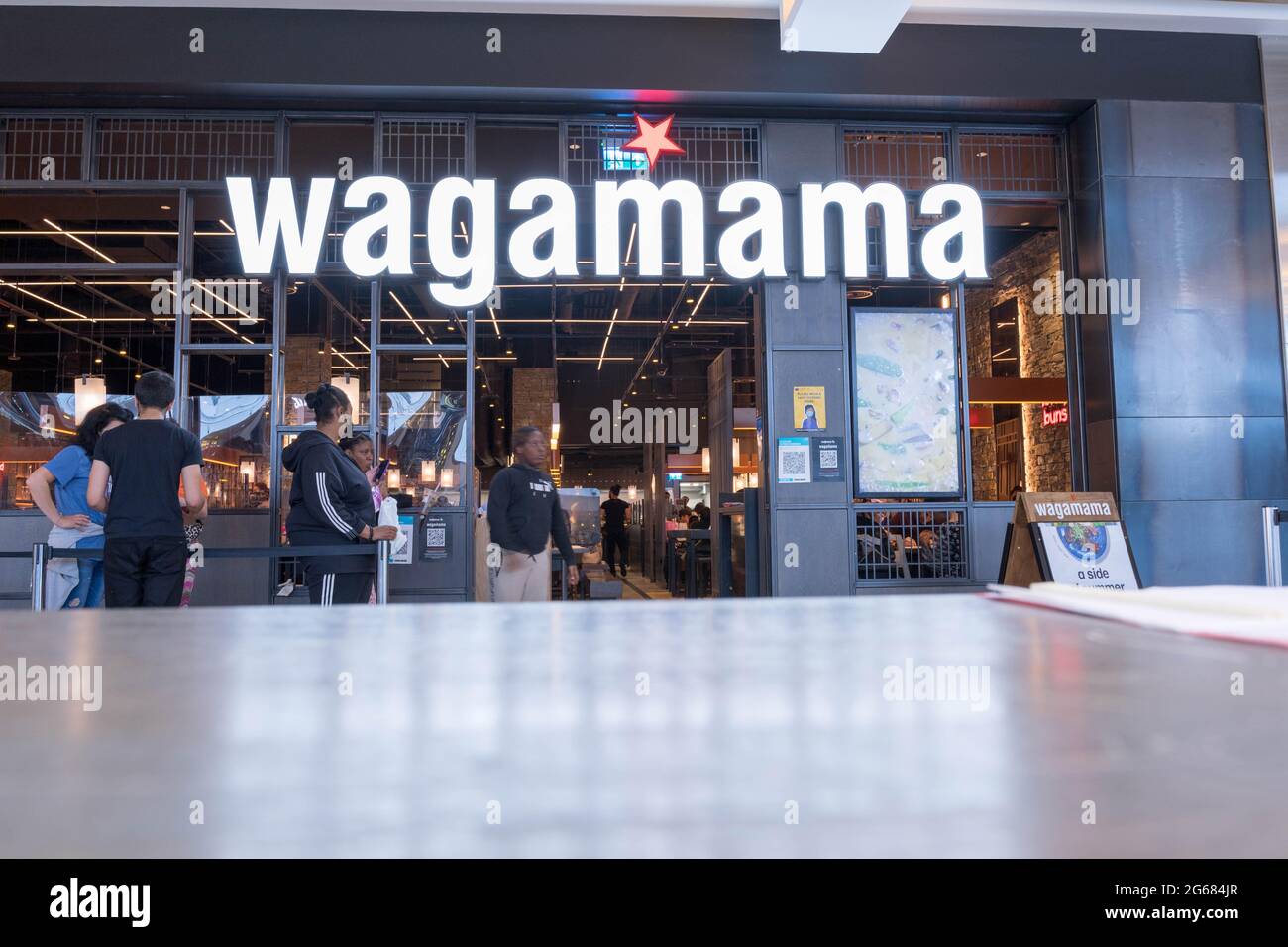 Les clients font la queue devant le restaurant Wagamama, Londres, Angleterre Banque D'Images