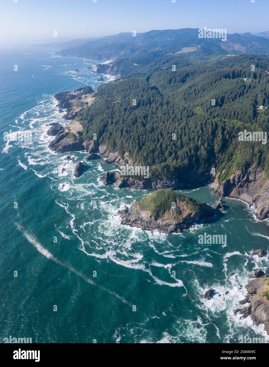 L'océan Pacifique haut en couleur se délimite sur la côte pittoresque et accidentée du sud de l'Oregon. Cette région étonnante est accessible par l'autoroute 101. Banque D'Images