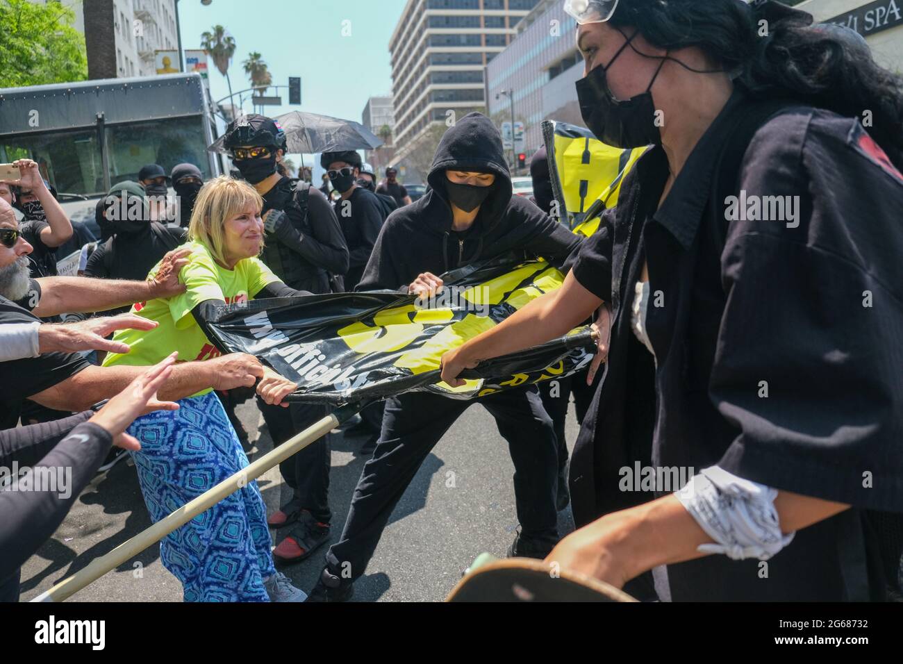 Los Angeles, Californie, États-Unis. 3 juillet 2021. Samedi, des manifestants s'affrontent lors d'une manifestation contre un spa Koretown appelé Wi Spa. La manifestation initiale , qui avait été prévue contre la politique du spa concernant les clients transgenres, a été accueillie avec une contre-manifestation pro-transgenre. Crédit : jeunes G. Kim/Alay Live News Banque D'Images