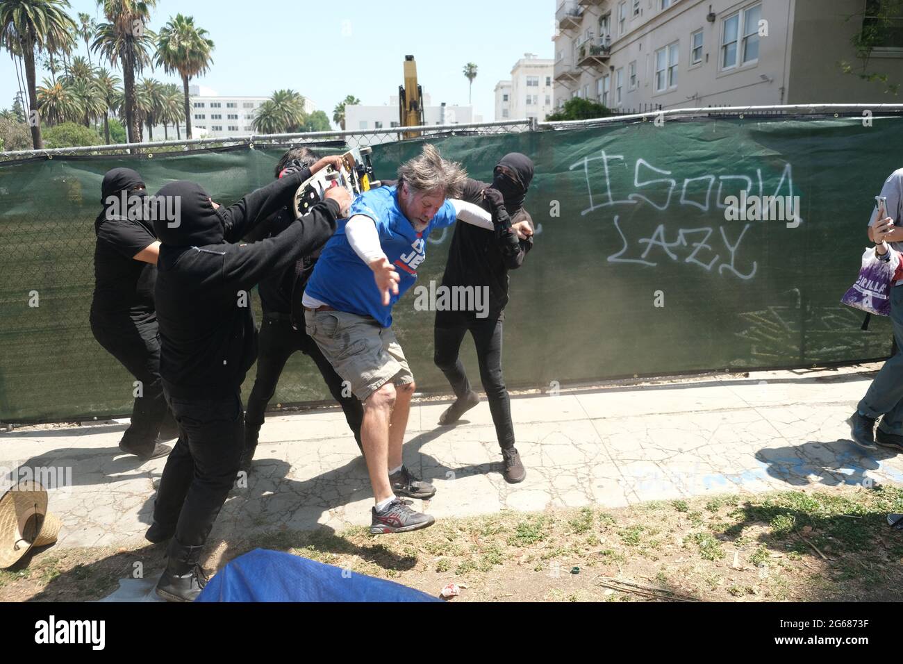 Los Angeles, Californie, États-Unis. 3 juillet 2021. Un homme est attaqué par des manifestants vêtus de vêtements noirs lors d'une manifestation samedi contre un spa Koretown appelé Wi Spa. La manifestation initiale , qui avait été prévue contre la politique du spa concernant les clients transgenres, a été accueillie avec une contre-manifestation pro-transgenre. Crédit : jeunes G. Kim/Alay Live News Banque D'Images