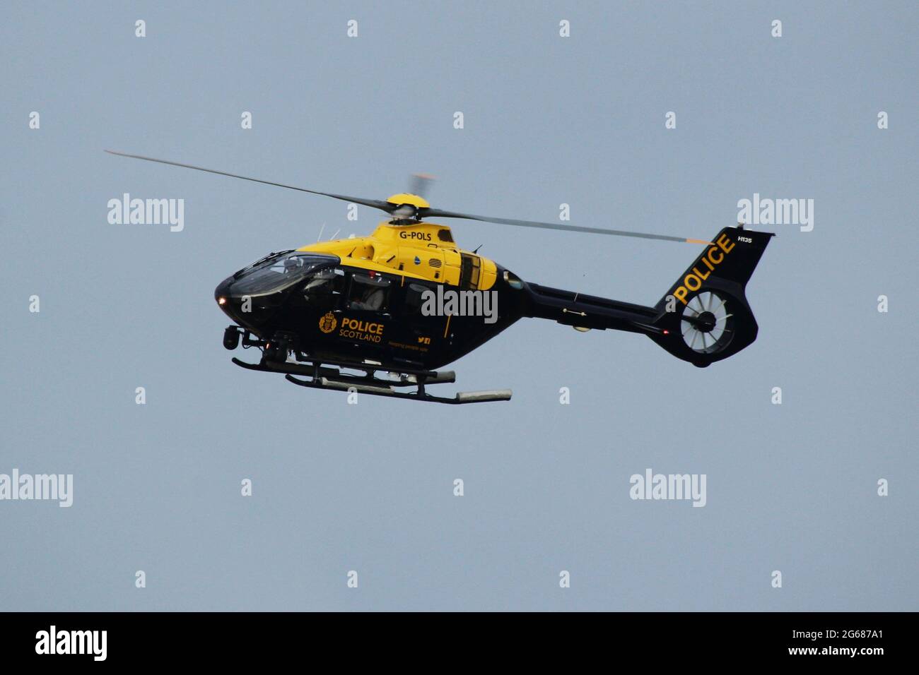 G-POLS, un Airbus Helicopters H135 exploité par police Scotland, à l'aéroport de Prestwick à Ayrshire, en Écosse. Banque D'Images