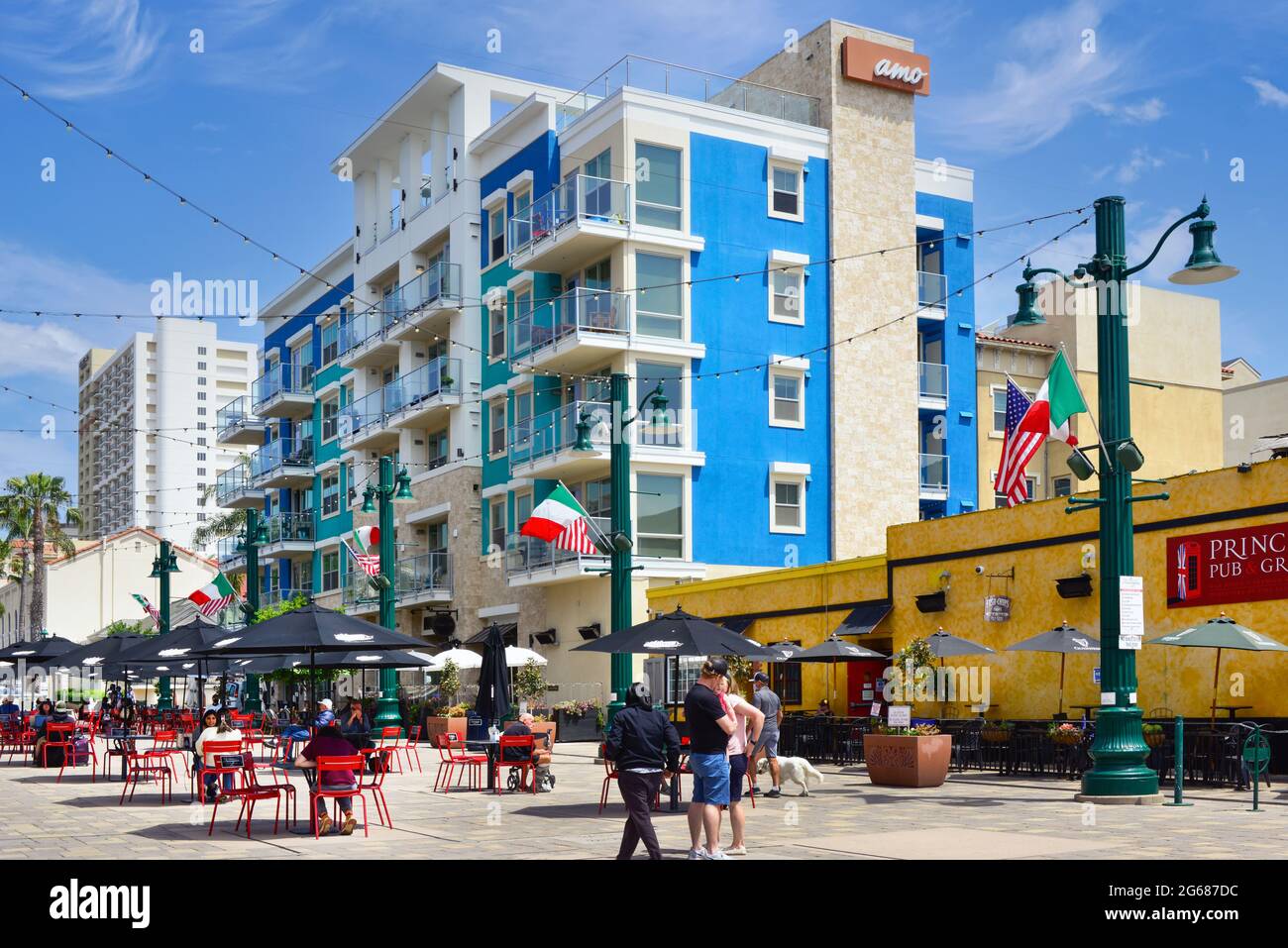 La Piazza della Famiglia, très populaire, regorge de gens et de petits restaurants avec des appartements modernes près du port de Little Italy à San Diego, CA Banque D'Images