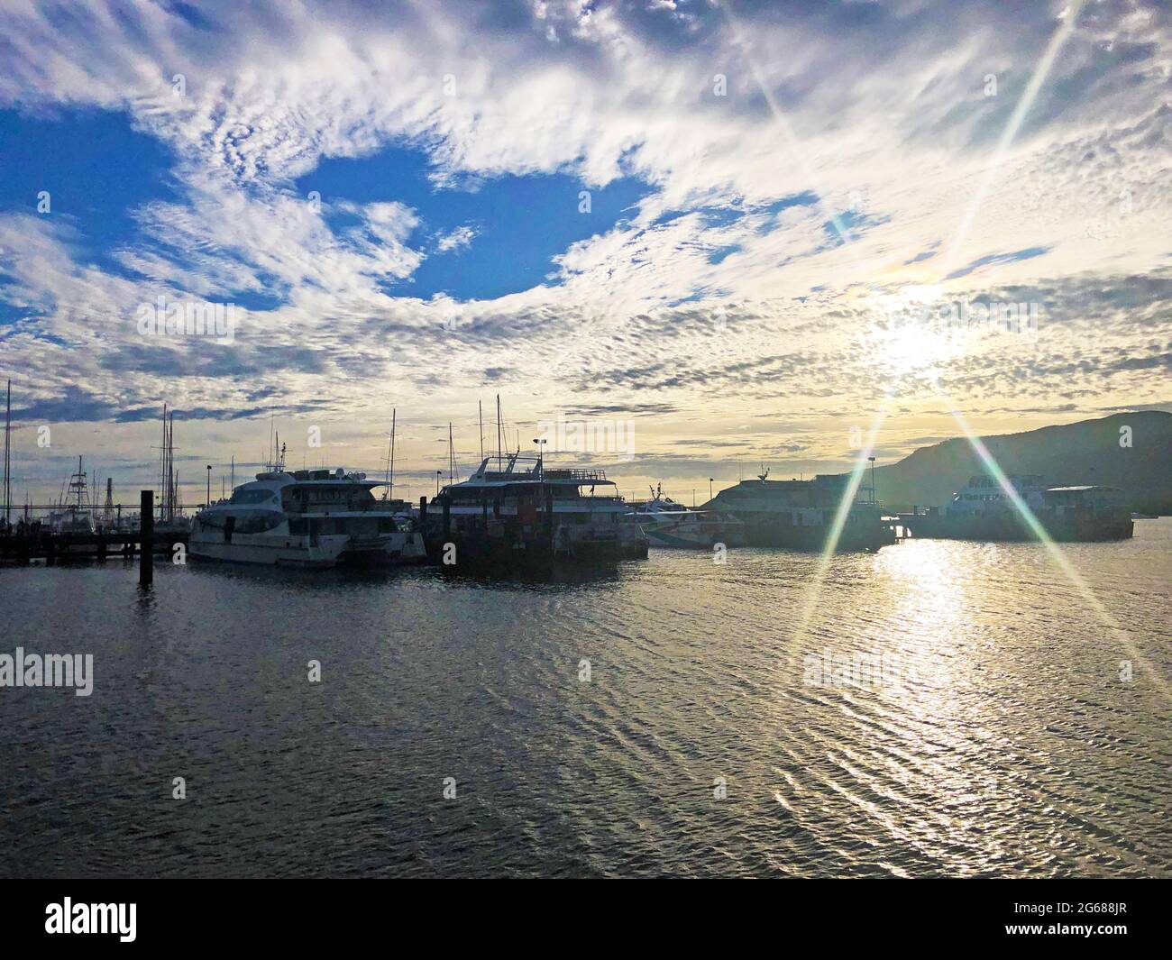 Le spectaculaire cirrocumulus prend tôt le matin à la marina de Cairns sur le point d'entrée Banque D'Images