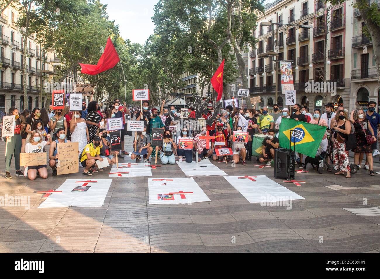 Barcelone, Espagne. 03ème juillet 2021. Des manifestants ont été vus avec des pancartes exprimant leur opinion pendant la manifestation.le samedi 3 juillet, jour marqué par des manifestations dans les principales villes du Brésil contre le président brésilien, Jair Bolsonaro. Les Brésiliens situés à Barcelone ont organisé une manifestation sur les Ramblas de Barcelone pour se joindre aux manifestations de leur pays natal. (Photo de Thiago Prudencio/SOPA Images/Sipa USA) crédit: SIPA USA/Alay Live News Banque D'Images