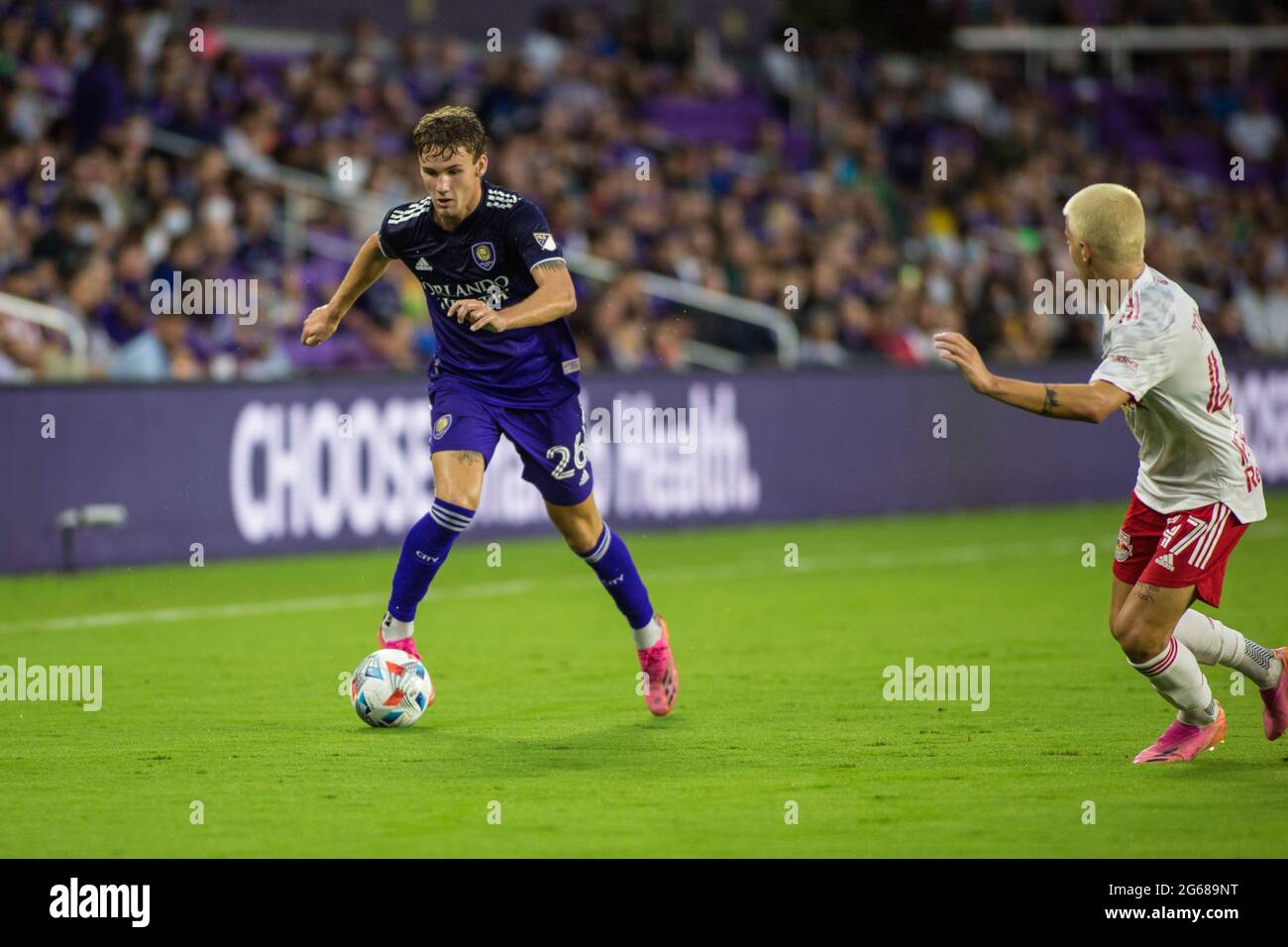 Stade Exploria Orlando, Floride, États-Unis. 3 juillet 2021. Le défenseur d'Orlando City SC Michael Halliday (26) cherche une ouverture dans la défense des Red Bulls de New York pendant l'action MLS entre les Red Bulls de NY et le SC d'Orlando City à l'Exploria Stadium Orlando, FL. New York défaites Orlando 2 - 1. Jonathan Huff/CSM/Alamy Live News Banque D'Images