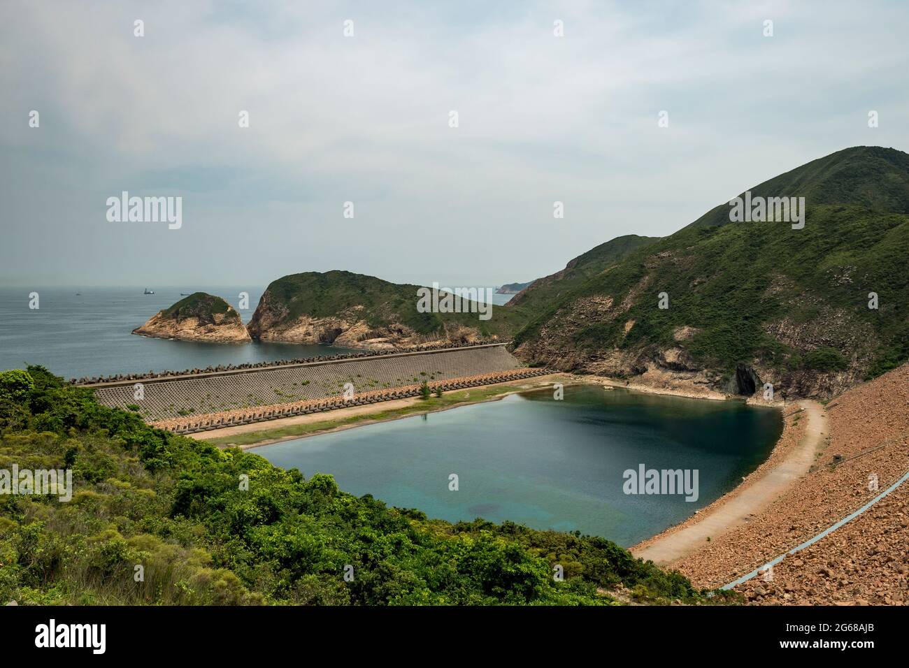 Le cercueil et la dolosse au barrage est du réservoir de High Island, péninsule de Sai Kung, nouveaux Territoires, Hong Kong Banque D'Images