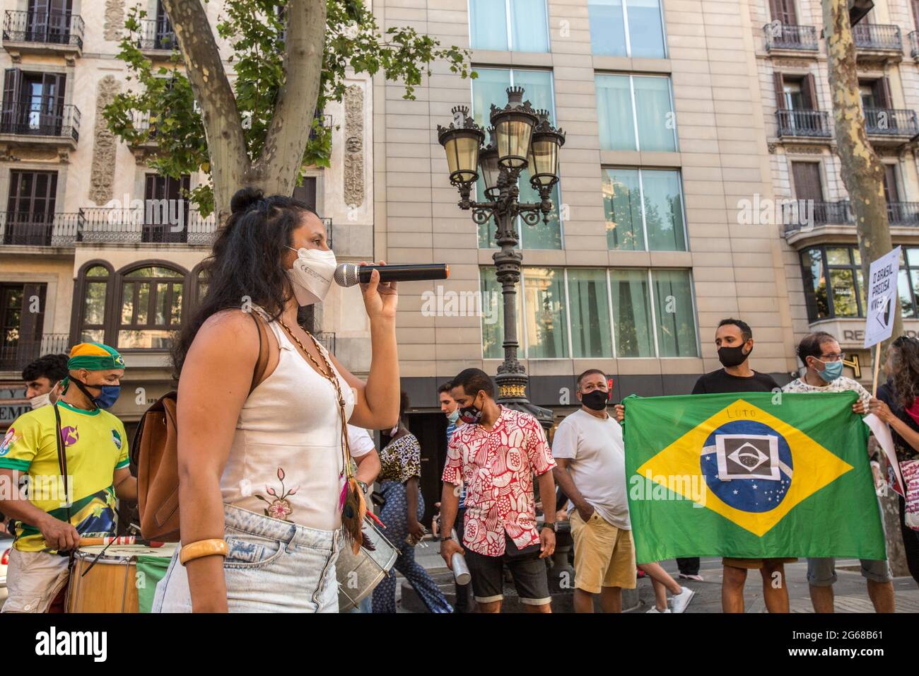 Barcelone, Espagne. 03ème juillet 2021. Un manifestant vu parler à travers un microphone pendant la manifestation.le samedi 3 juillet, jour marqué par des manifestations dans les principales villes du Brésil contre le président brésilien, Jair Bolsonaro. Les Brésiliens situés à Barcelone ont organisé une manifestation sur les Ramblas de Barcelone pour se joindre aux manifestations de leur pays natal. Crédit : SOPA Images Limited/Alamy Live News Banque D'Images