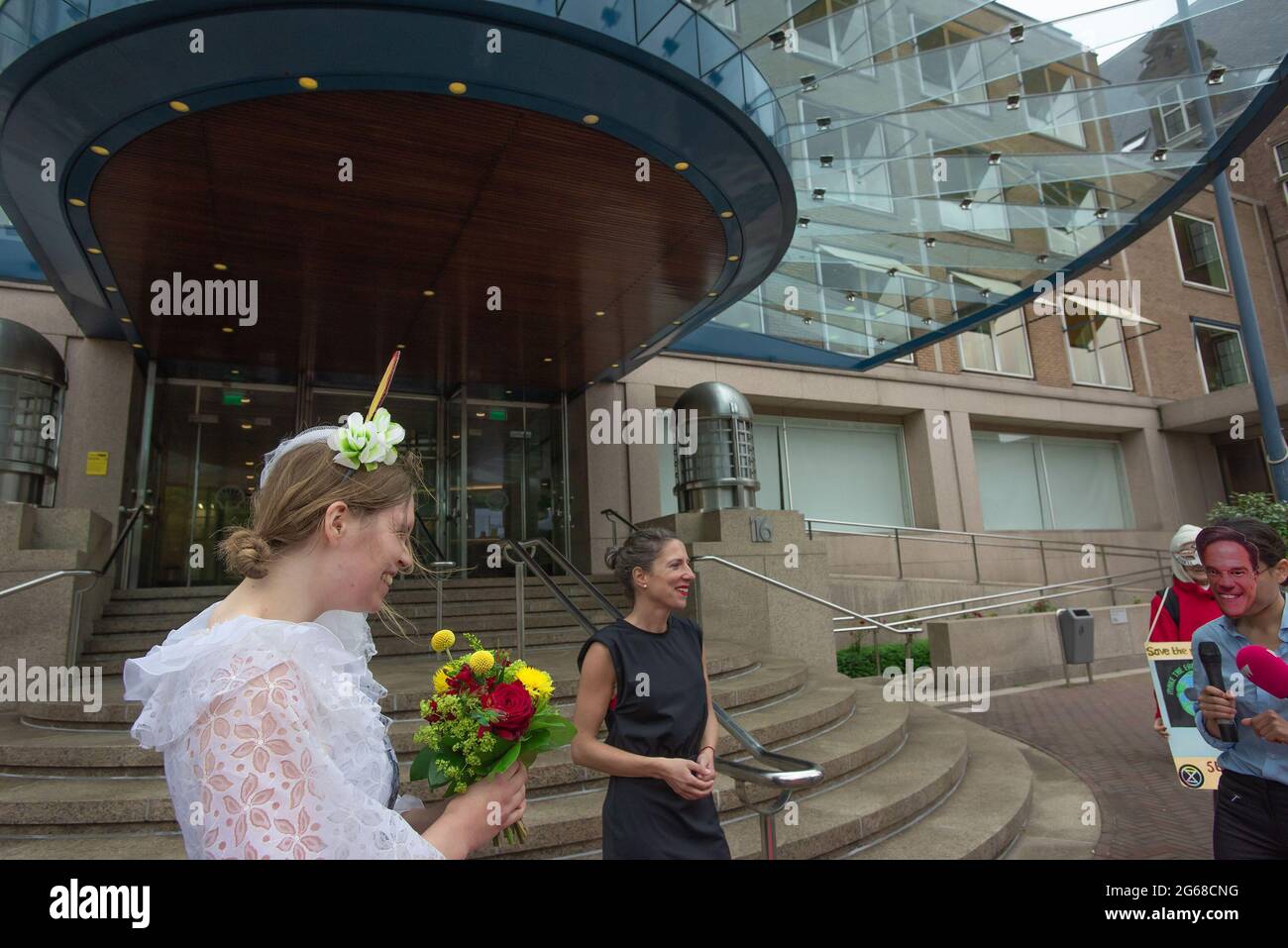 Le couple heureux, Shell et le Premier ministre Mark Rutte pendant la cérémonie.extinction rébellion NL, a initié un événement théâtral symbolique ce matin devant le quartier général de Shell aux pays-Bas, un mariage symbolique a été organisé entre le Premier ministre Mark Rutte et Shell. Des années de discussions à oreiller entre les deux et leurs points de vue communs ont peu fait pour le changement climatique. Extinction État de la rébellion : les crises climatiques et écologiques exigent trois choses : (1) être honnête, (2) faire ce qui est nécessaire et (3) laisser les citoyens décider. Le lobbying des grands pollueurs comme Shell doit cesser de faire du lobby, cit Banque D'Images