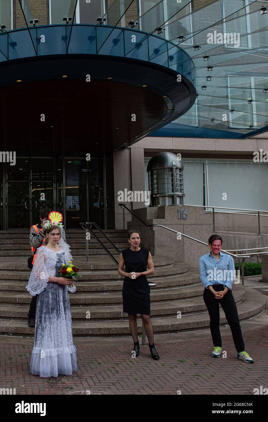 Le couple heureux, 'Shell' et le Premier ministre Mark Rutte posent pour la Camera.extinction Rebellion NL, a initié ce matin un événement théâtral symbolique devant le quartier général de Shell aux pays-Bas, un mariage symbolique a été organisé entre le Premier ministre Mark Rutte et Shell. Des années de discussions à oreiller entre les deux et leurs points de vue communs ont peu fait pour le changement climatique. Extinction État de la rébellion : les crises climatiques et écologiques exigent trois choses : (1) être honnête, (2) faire ce qui est nécessaire et (3) laisser les citoyens décider. Le lobbying des grands pollueurs comme Shell doit cesser de faire du lobby, c Banque D'Images