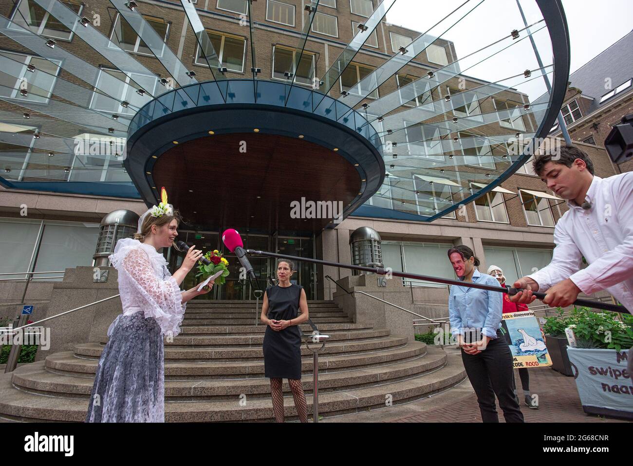 Le couple heureux, Shell et le Premier ministre Mark Rutte pendant la cérémonie.extinction rébellion NL, a initié un événement théâtral symbolique ce matin devant le quartier général de Shell aux pays-Bas, un mariage symbolique a été organisé entre le Premier ministre Mark Rutte et Shell. Des années de discussions à oreiller entre les deux et leurs points de vue communs ont peu fait pour le changement climatique. Extinction État de la rébellion : les crises climatiques et écologiques exigent trois choses : (1) être honnête, (2) faire ce qui est nécessaire et (3) laisser les citoyens décider. Le lobbying des grands pollueurs comme Shell doit cesser de faire du lobby, cit Banque D'Images