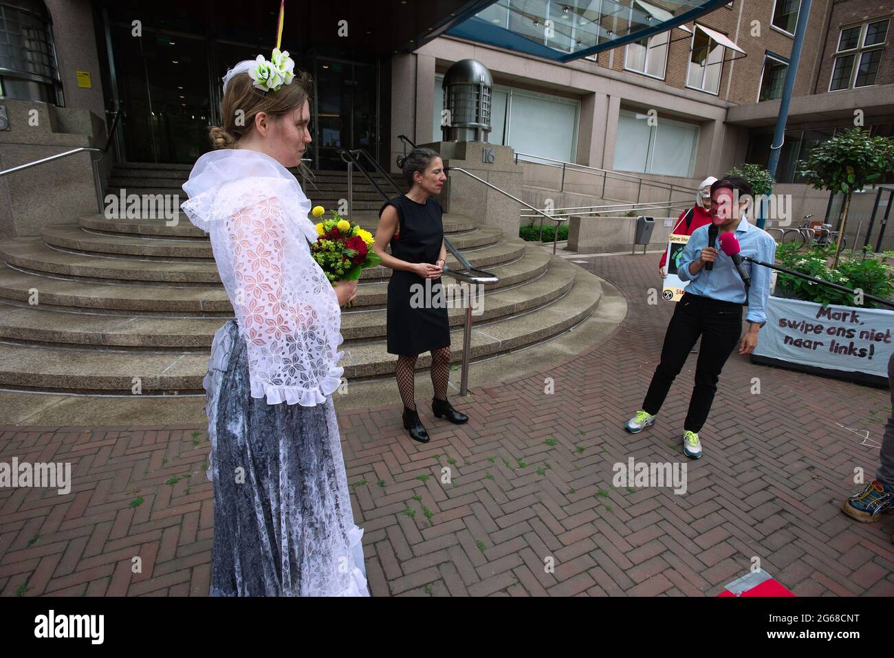 Le couple heureux, 'Shell' et le Premier ministre Mark Rutte pendant la cérémonie.extinction rébellion NL, a initié un événement théâtral symbolique ce matin devant le quartier général de Shell aux pays-Bas, un mariage symbolique a été organisé entre le Premier ministre Mark Rutte et Shell. Des années de discussions à oreiller entre les deux et leurs points de vue communs ont peu fait pour le changement climatique. Extinction État de la rébellion : les crises climatiques et écologiques exigent trois choses : (1) être honnête, (2) faire ce qui est nécessaire et (3) laisser les citoyens décider. Le lobbying des grands pollueurs comme Shell doit cesser de faire du lobby, c Banque D'Images