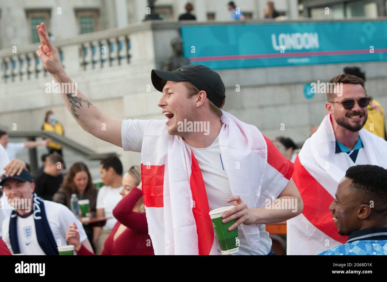 Londres, Royaume-Uni. 03ème juillet 2021. Un fan anglais célèbre le troisième but de l'Angleterre en tenant 3 doigts en altitude pendant qu'il regarde le match final de l'euro du 2020 quart entre l'Angleterre et l'Ukraine depuis l'intérieur de la zone des fans, qui a été mise en place pour se conformer aux règlements de Covid-19 à Trafalgar Square. Après une victoire de 4-0, ils se déplacent pour affronter le Danemark dans les demi-finales. Crédit : SOPA Images Limited/Alamy Live News Banque D'Images