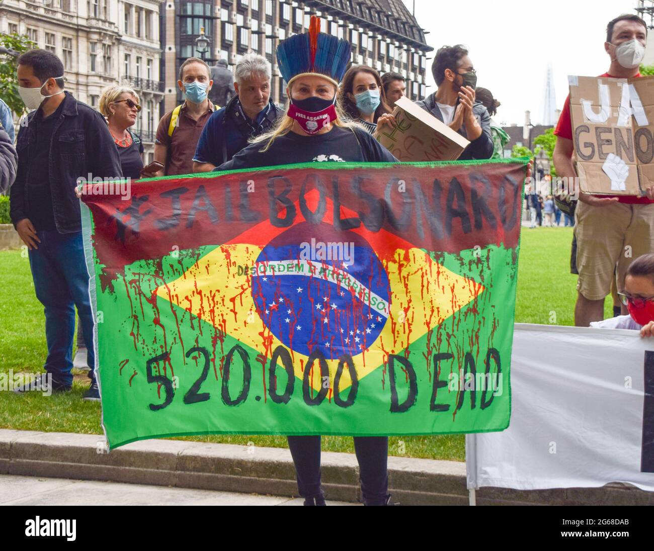 Londres, Royaume-Uni. 03ème juillet 2021. Un manifestant tient un drapeau brésilien avec un message anti-Bolsonaro pendant la manifestation.des manifestants se sont rassemblés sur la place du Parlement pour protester contre le président brésilien Jair Bolsonaro et sa manipulation de la pandémie du coronavirus, qui a fait plus de 500,000 morts au Brésil à ce jour. Crédit : SOPA Images Limited/Alamy Live News Banque D'Images