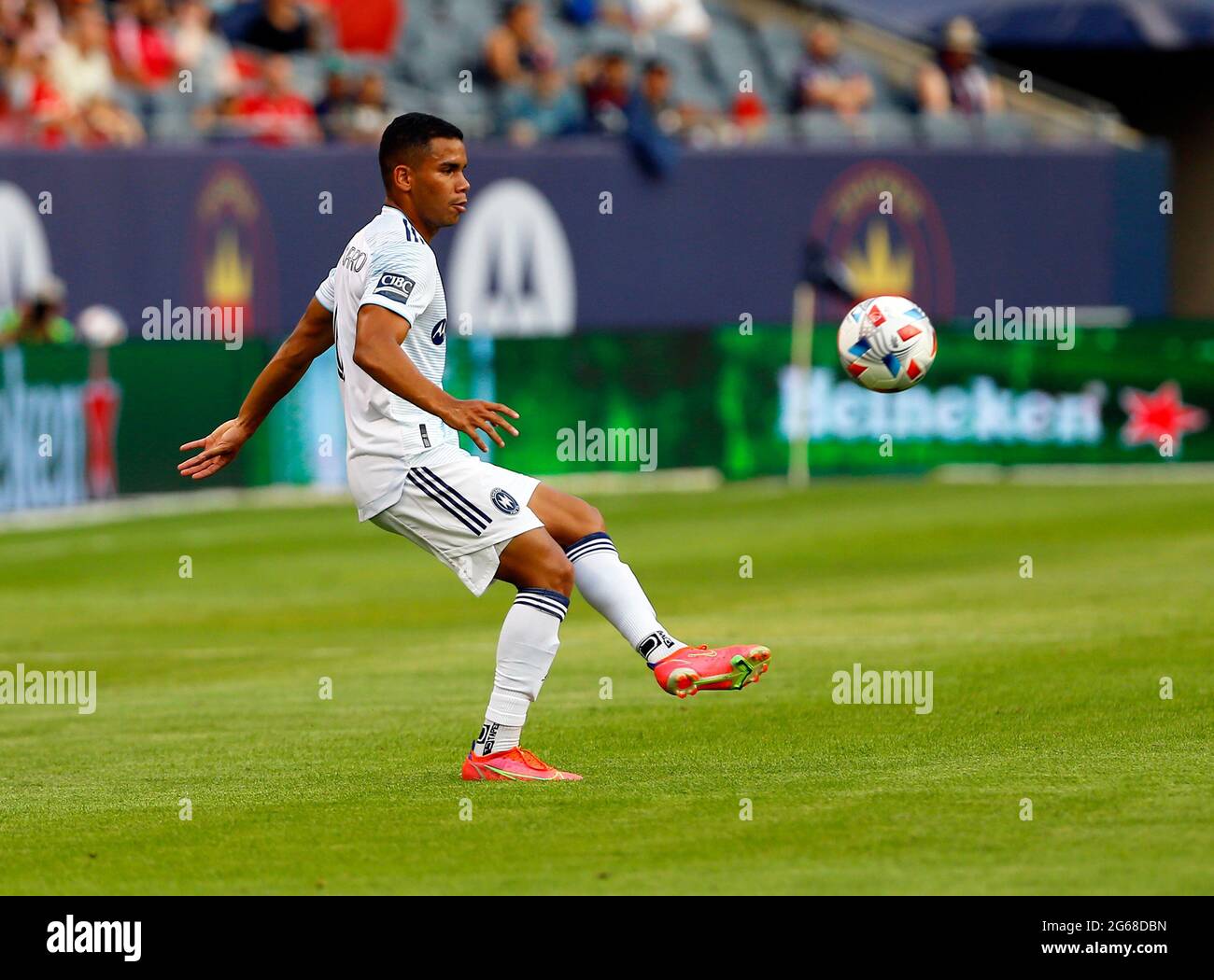 Chicago, États-Unis, 03 juillet 2021. Major League Soccer (MLS Chicago Fire FC Miguel Ángel Navarro (6) passe le ballon contre Atlanta United FC à Soldier Field à Chicago, il, Etats-Unis. Chicago a gagné 3-0. Credit: Tony Gadomski / toutes les images de sport / Alamy Live News Banque D'Images