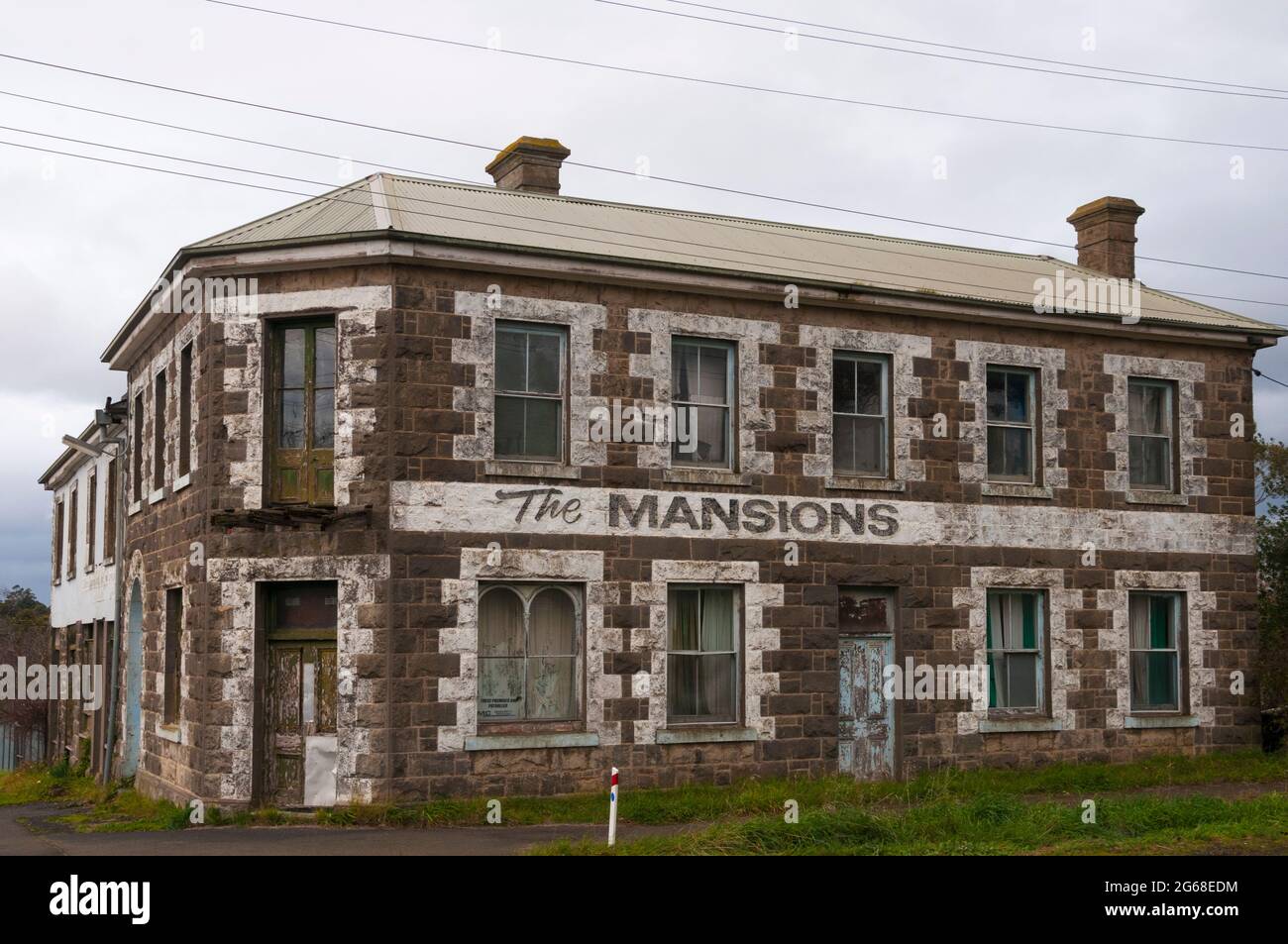 The Mansions, un bâtiment emblématique de l'époque victorienne en pierre bleue dans le village de Malmsbury, Victoria, Australie Banque D'Images