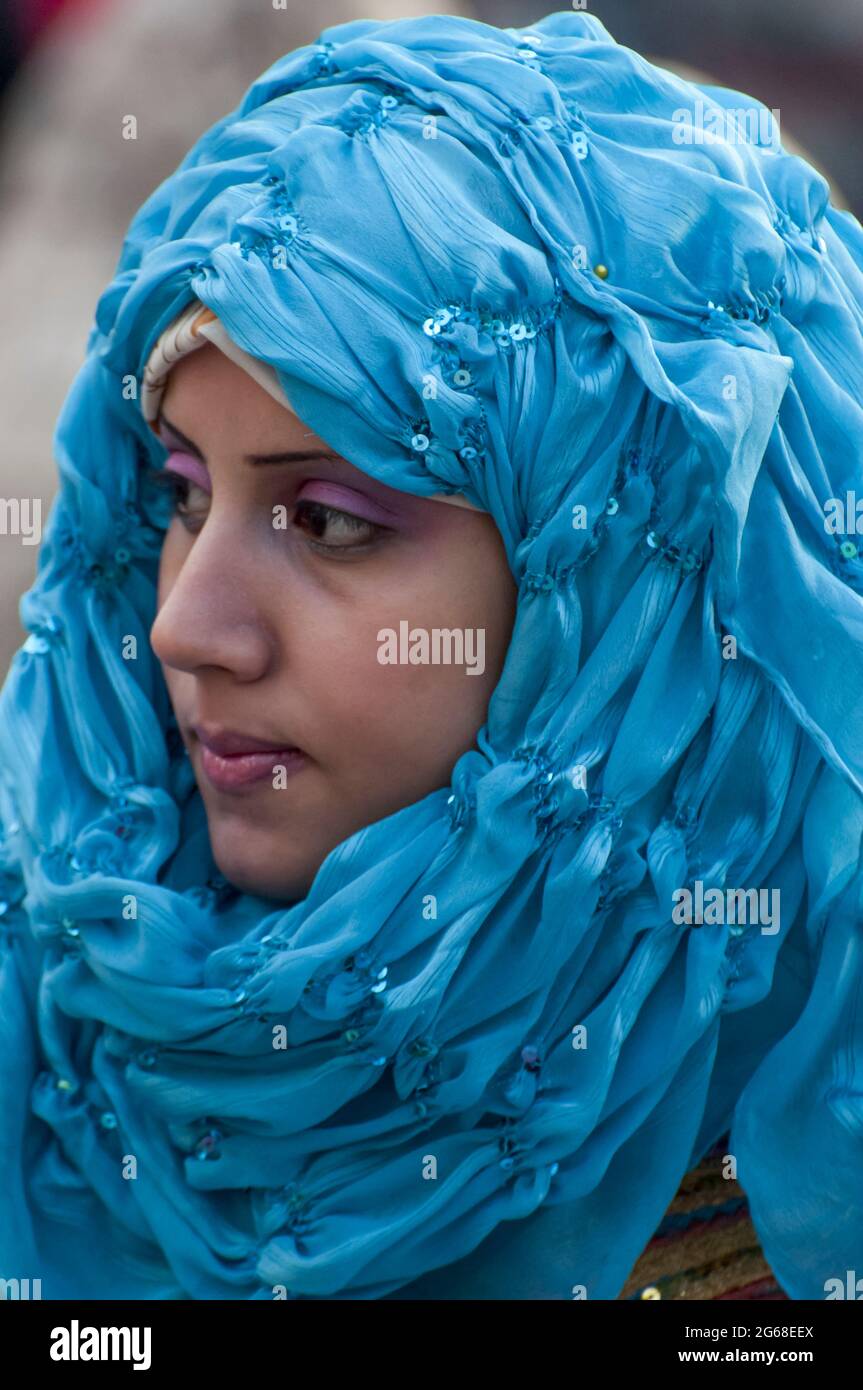 Jeune femme célébrant le festival d'Eid el Adha à Mohandiseen, le Caire, en Égypte Banque D'Images