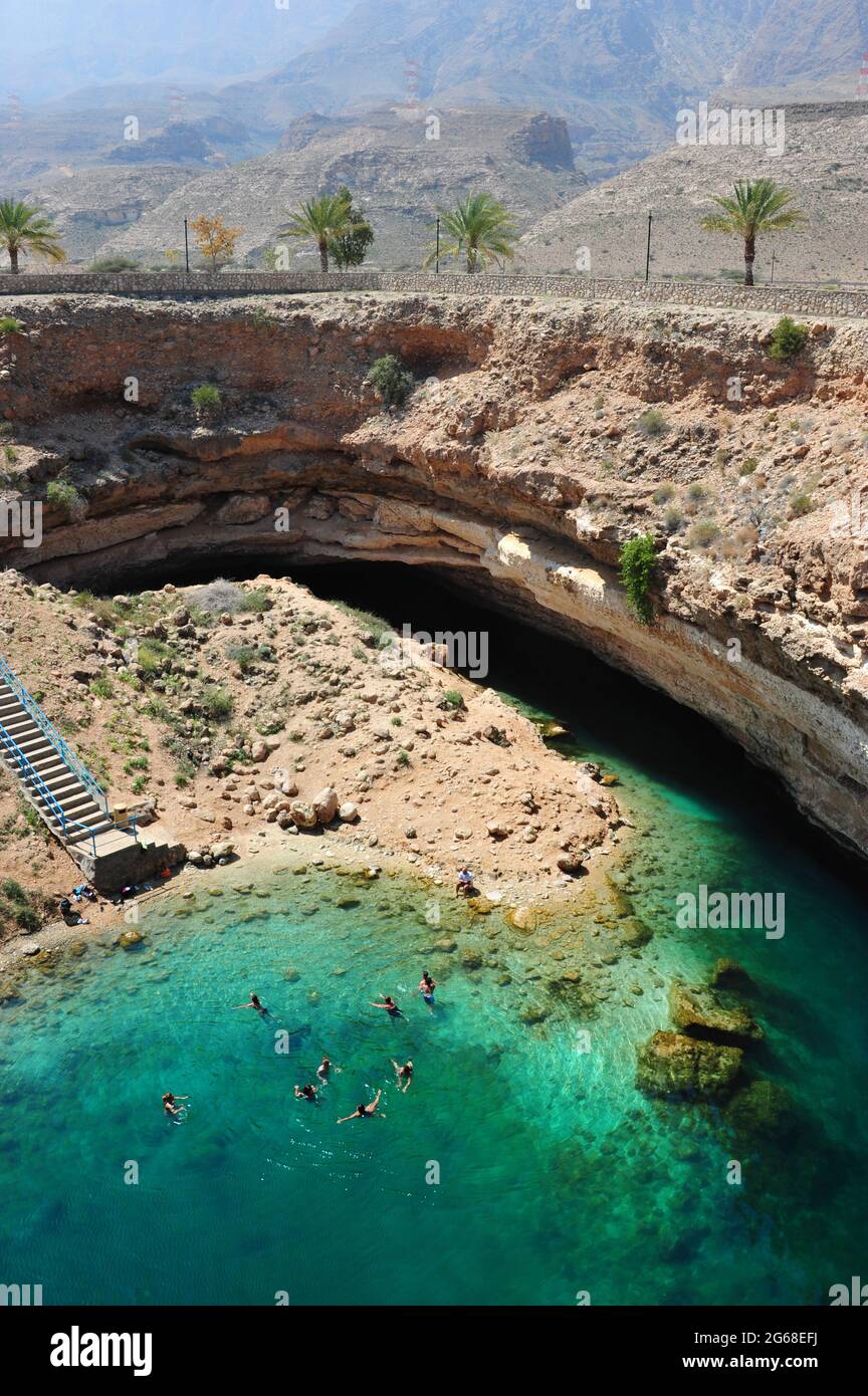 OMAN. LA CÔTE. LA GROTTE EFFONDRÉE DE BIMMAH EST UN ENDROIT UNIQUE POUR NAGER DANS UNE EAU SALÉE ET PURE. Banque D'Images