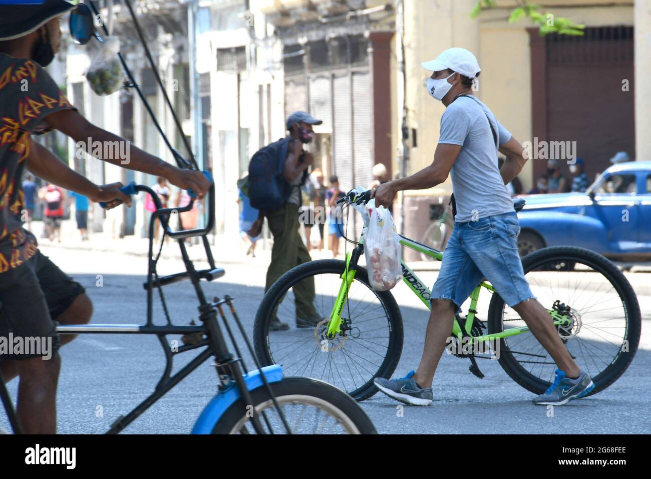 La Havane, Cuba. 3 juillet 2021. Des personnes portant un masque facial sont vues dans une rue à la Havane, Cuba, le 3 juillet 2021. Cuba a une fois de plus établi un record pour le nombre de cas quotidiens de COVID-19, avec 3,475 infections et 15 décès au cours des dernières 24 heures, a rapporté samedi le ministère de la Santé publique. Le directeur de l'hygiène et de l'épidémiologie du ministère, Francisco Duran, a déclaré dans son quotidien à la télévision que le nombre de cas avait atteint 200,728 et que le nombre de décès avait atteint 1,337. Credit: Joaquin Hernandez/Xinhua/Alay Live News Banque D'Images