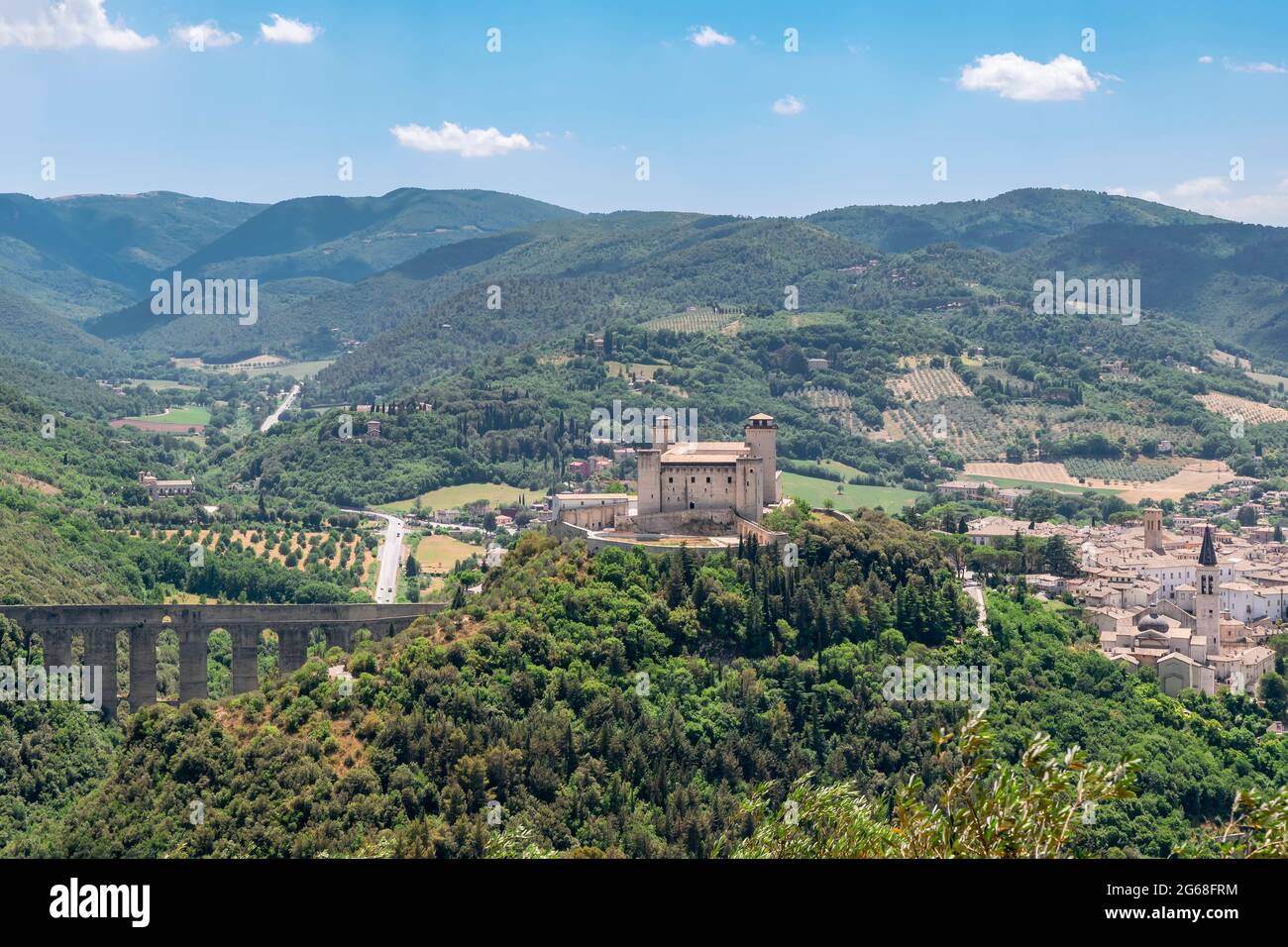 Vue imprenable sur le centre historique de Spoleto, Pérouse, Italie, par une journée ensoleillée Banque D'Images
