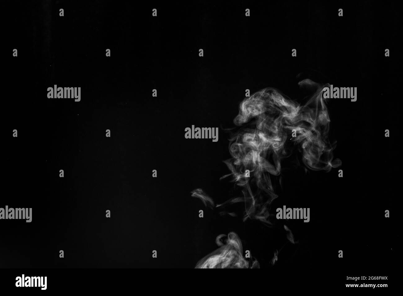 Vapeur ou fumée blanche et mystique parfaite isolée sur fond noir. Flou de fond abstrait ou smog, élément de conception, mise en page pour collages. Banque D'Images