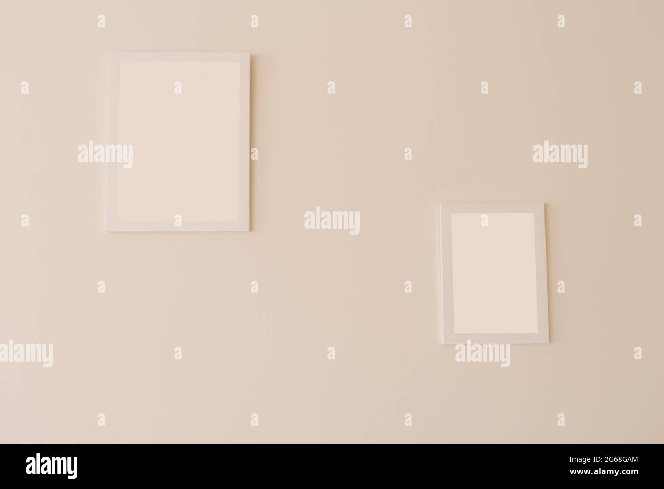 Cadres de maquette blancs sur un mur beige de différentes tailles Banque D'Images
