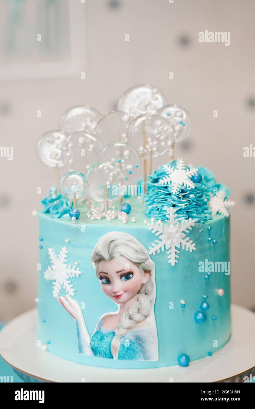 Moscou Russie Juillet 21 Gateau D Anniversaire De Bebe A Coeur Surgele Avec Elsa Photo Stock Alamy