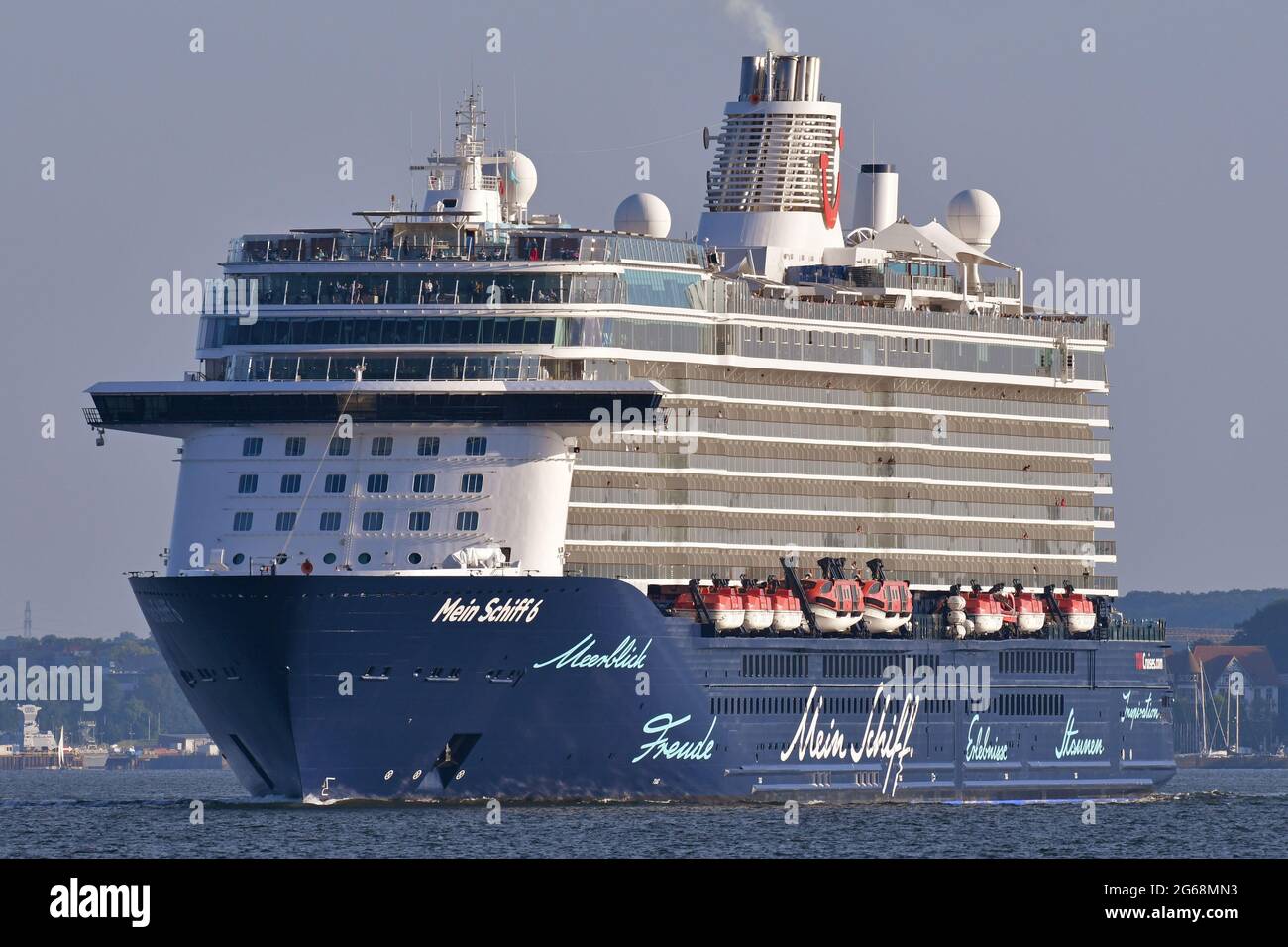 Cruiship Mein Schiff 6 aller du port de Kiel Banque D'Images