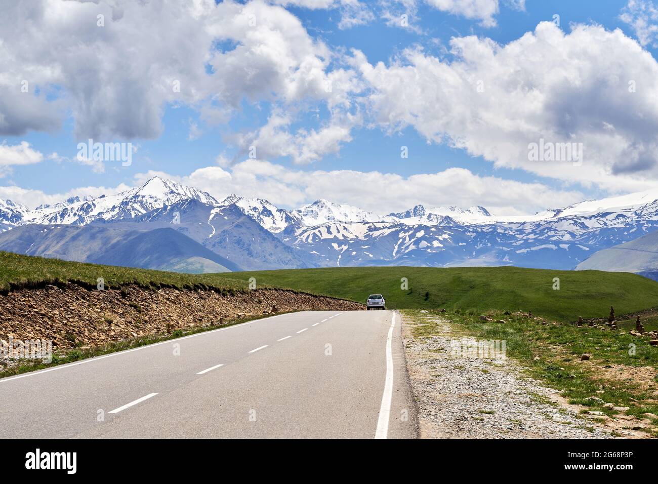 la route entre les montagnes . Caucase. Sommets enneigés Banque D'Images