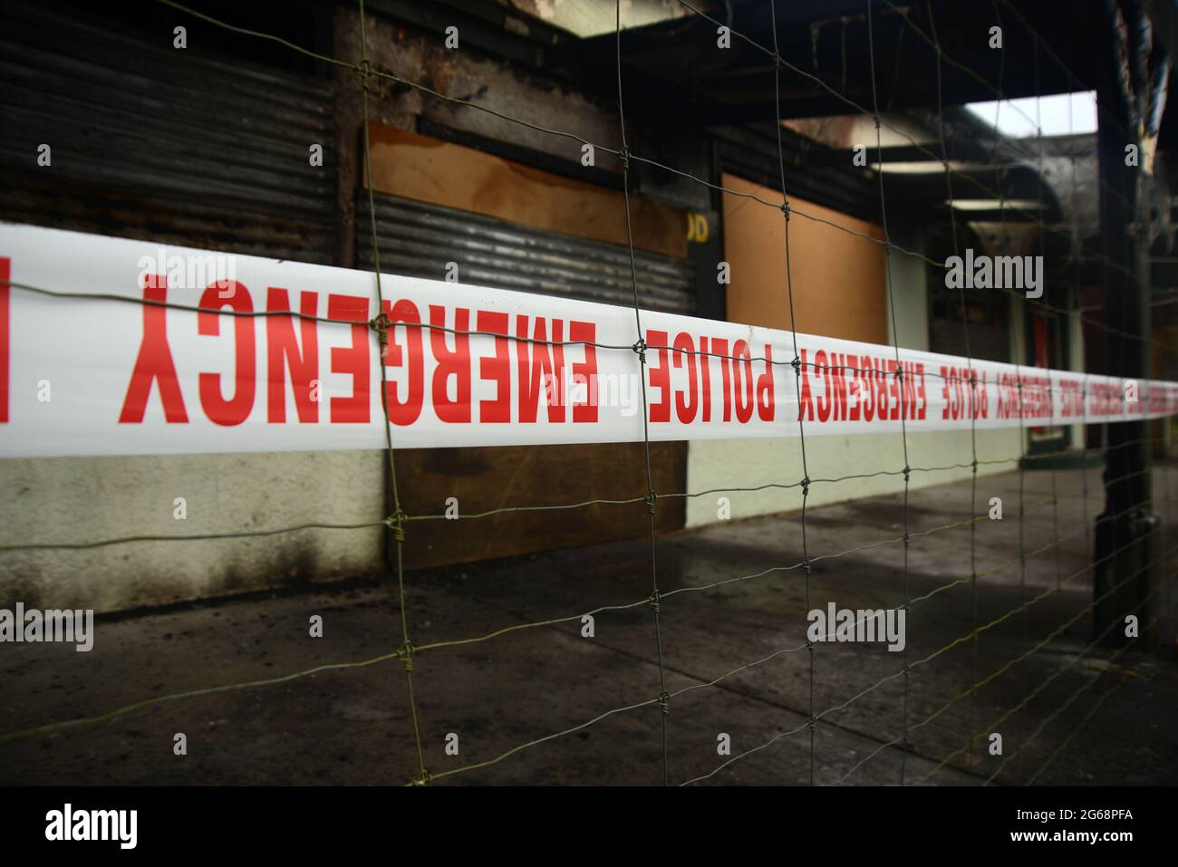 la bande d'urgence de la police empêche l'accès du public à une scène de crime présumé encore sous enquête Banque D'Images