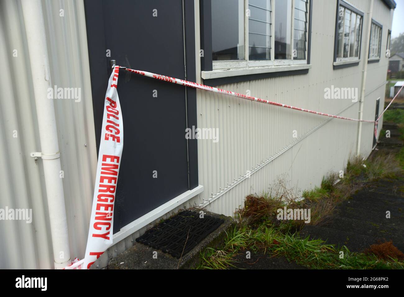 la bande d'urgence de la police empêche l'accès du public à une scène de crime présumé encore sous enquête Banque D'Images