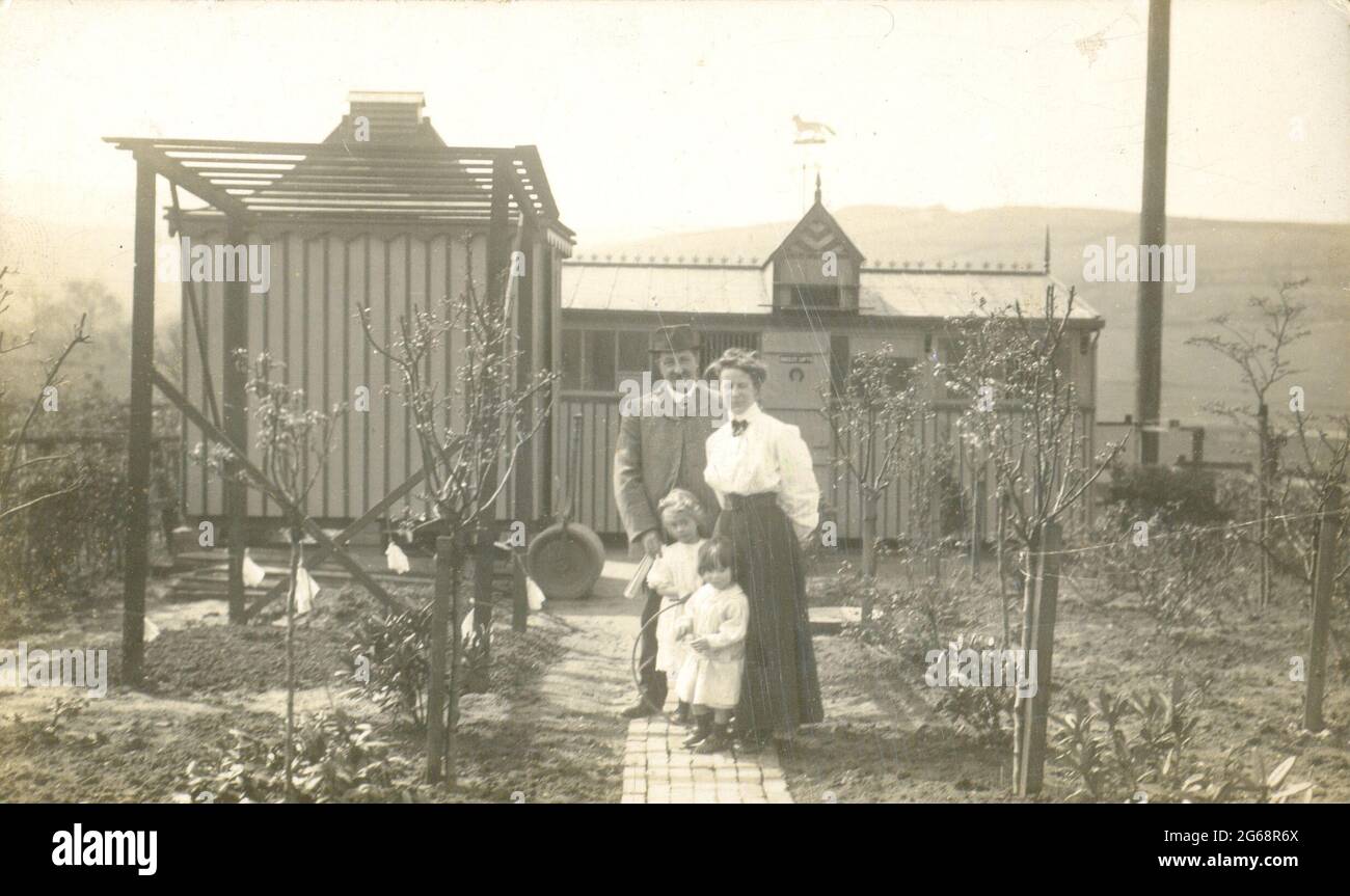 Portrait de la jeune famille dans leur potager à côté de leur pigeon loft vers 1905 Banque D'Images