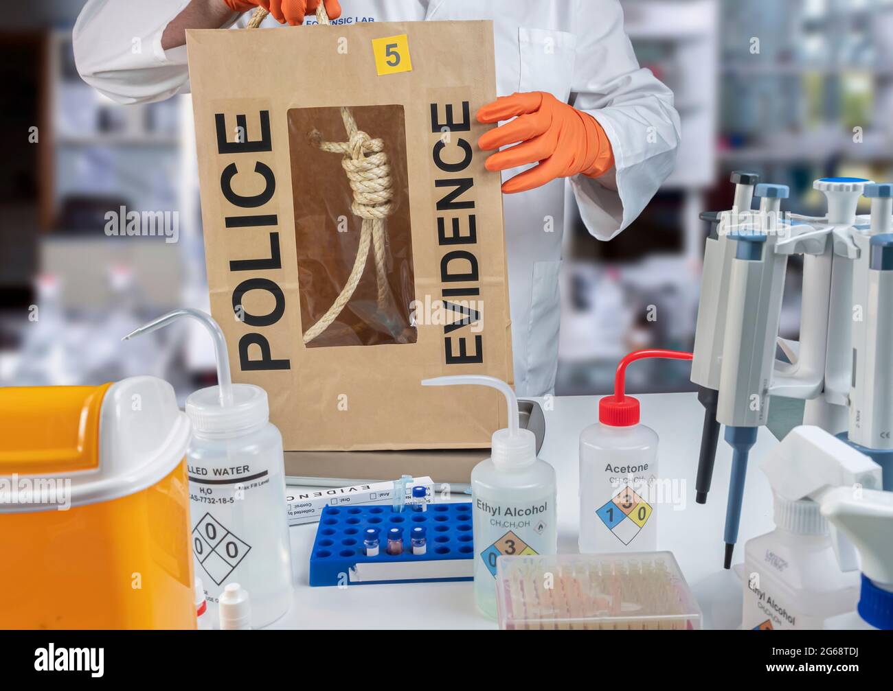 Un scientifique de police extrait une corde de la victime pendante, analyse de laboratoire de crime, image conceptuelle Banque D'Images