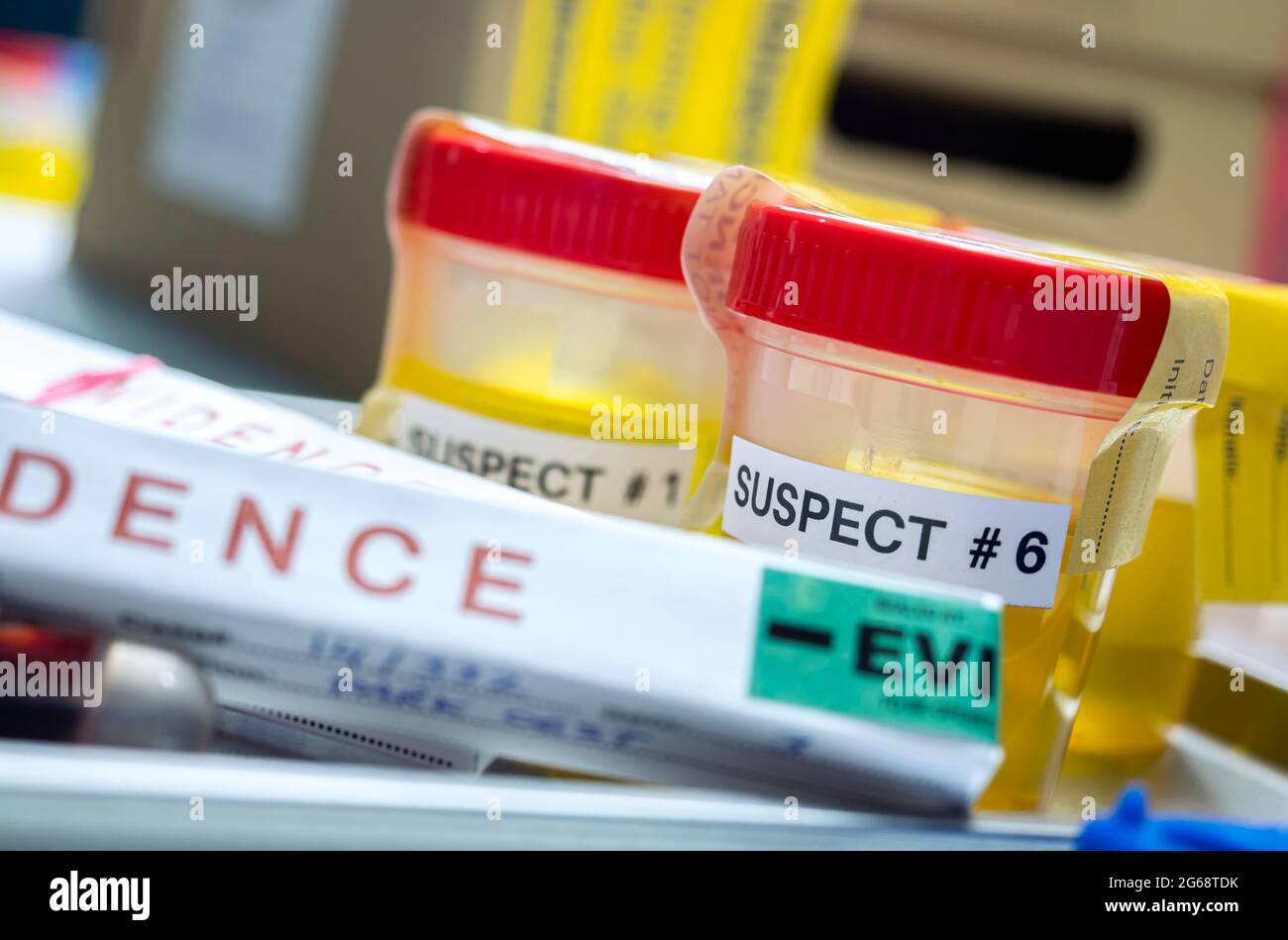 Divers conteneurs avec urine humaine, laboratoire de crime, suspects de meurtre étiquetés sur chaque image conceptuelle Banque D'Images