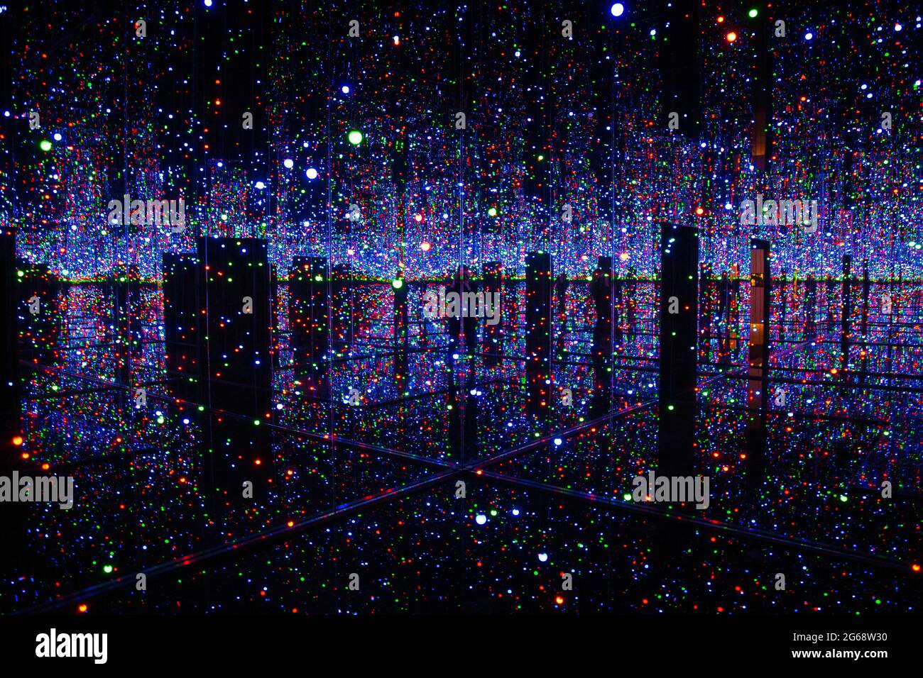 « Infinity Mirrored Room - Filled with the Brilliance of Life » au salon Yayoi Kusama Infinity Mirror Rooms 2021 du Tate Modern, Londres, Royaume-Uni Banque D'Images