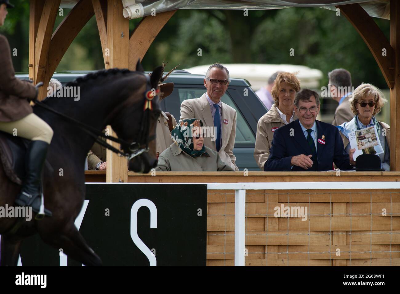 Windsor, Berkshire, Royaume-Uni. 4 juillet 2021. Sa Majesté la Reine portait un foulard en soie et un imperméable en regardant son cheval Donation concourir ce matin au Royal Windsor Horse Show. Crédit : Maureen McLean/Alay Live News Banque D'Images