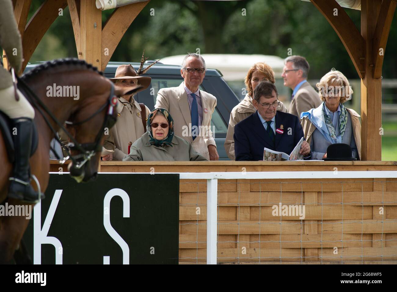 Windsor, Berkshire, Royaume-Uni. 4 juillet 2021. Sa Majesté la Reine portait un foulard en soie et un imperméable en regardant son cheval Donation concourir ce matin au Royal Windsor Horse Show. Crédit : Maureen McLean/Alay Live News Banque D'Images