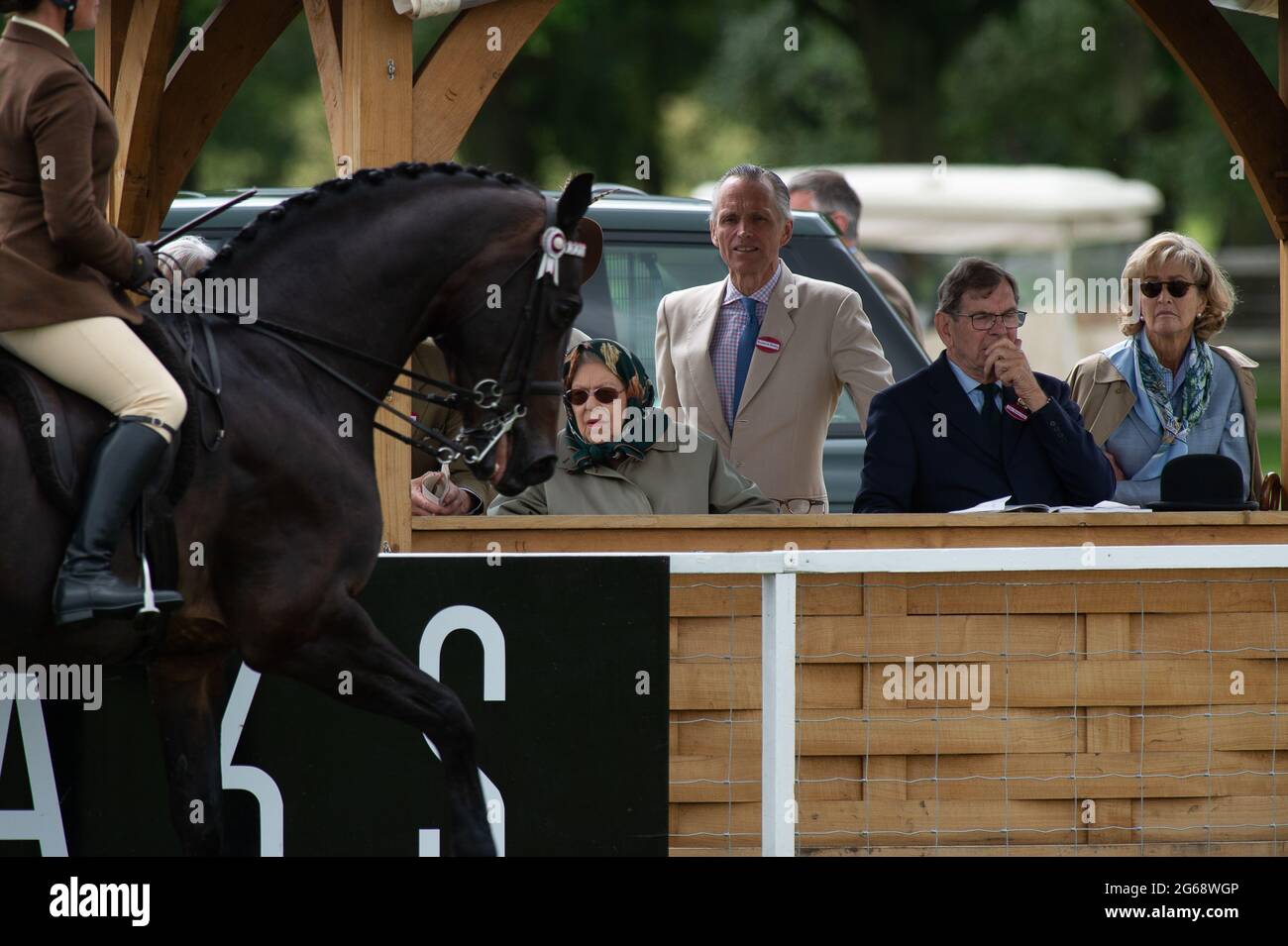 Windsor, Berkshire, Royaume-Uni. 4 juillet 2021. Sa Majesté la Reine portait un foulard en soie et un imperméable en regardant son cheval Donation concourir ce matin au Royal Windsor Horse Show. Crédit : Maureen McLean/Alay Live News Banque D'Images