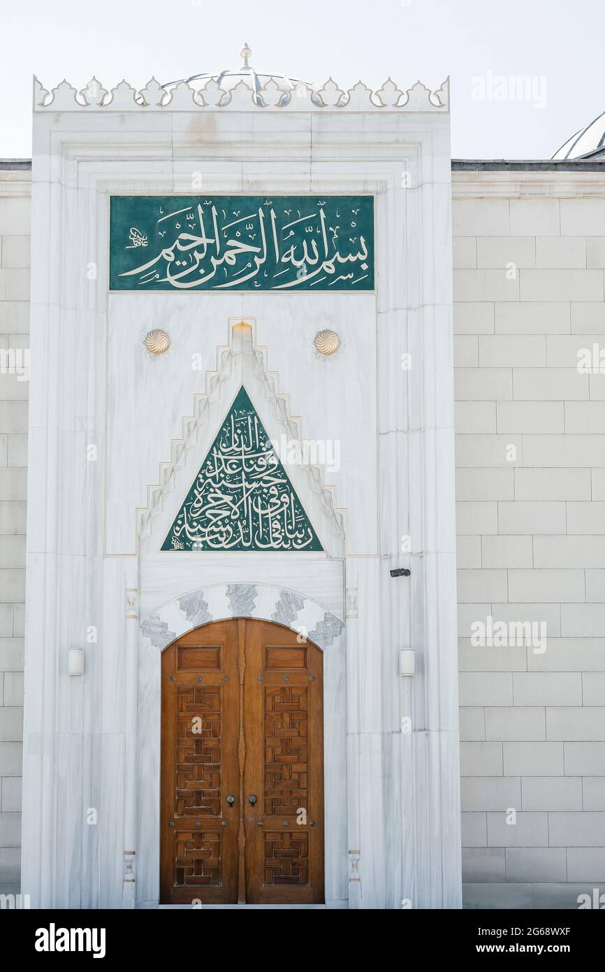 Coran versets sur la porte et le mur de la mosquée Banque D'Images