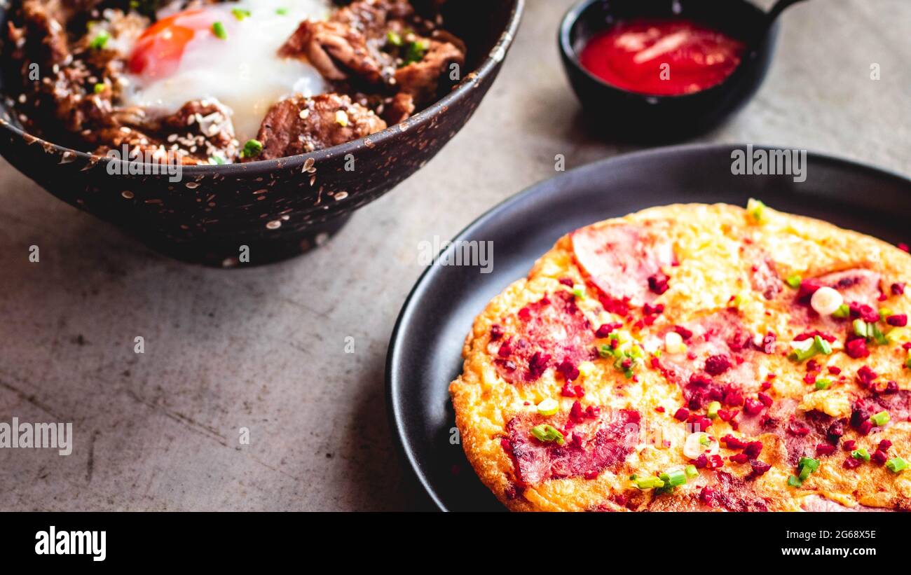 Omelette espagnole Frittata faite d'œufs bacon paprika persil pois vert oignon fromage pour la nourriture délicieuse. Banque D'Images