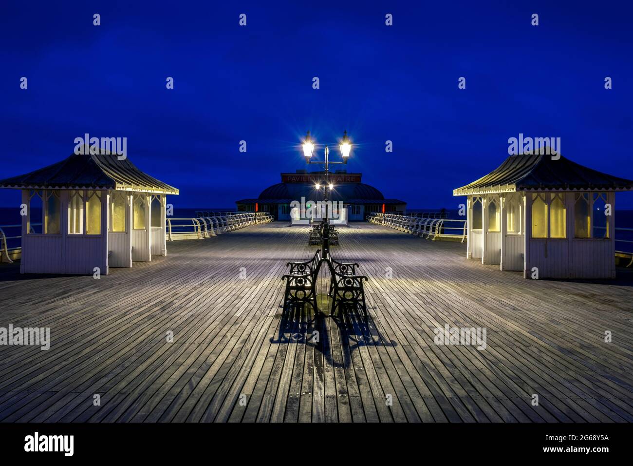 Prise de vue à plage dynamique élevée en exposition longue de Cromer Pier Banque D'Images