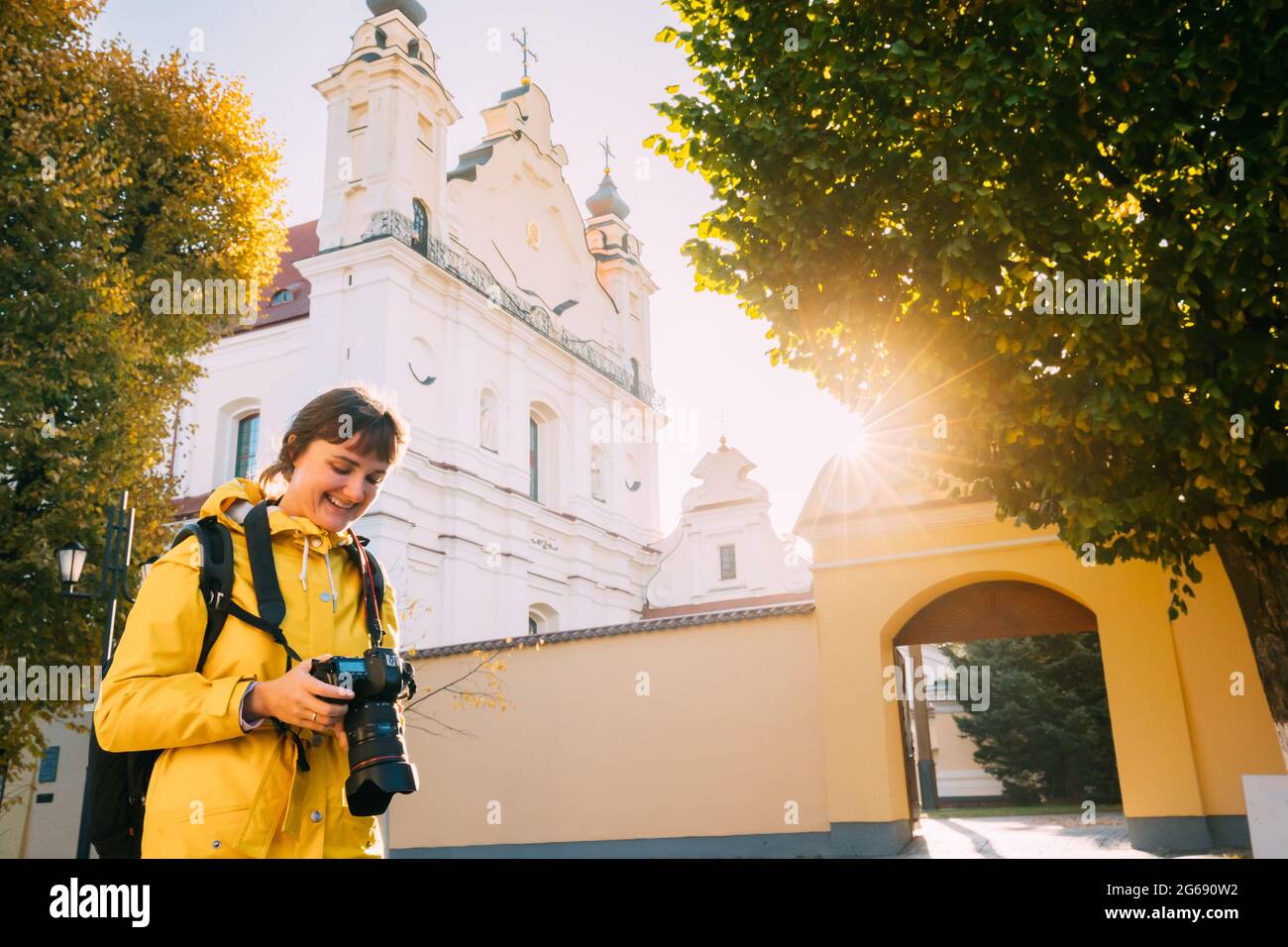 Pinsk, région de Brest, Bélarus. Jeune femme touristique Dame Photographie prise de photos près de la Cathédrale du nom de la Sainte Vierge Marie. Célèbre historique Banque D'Images