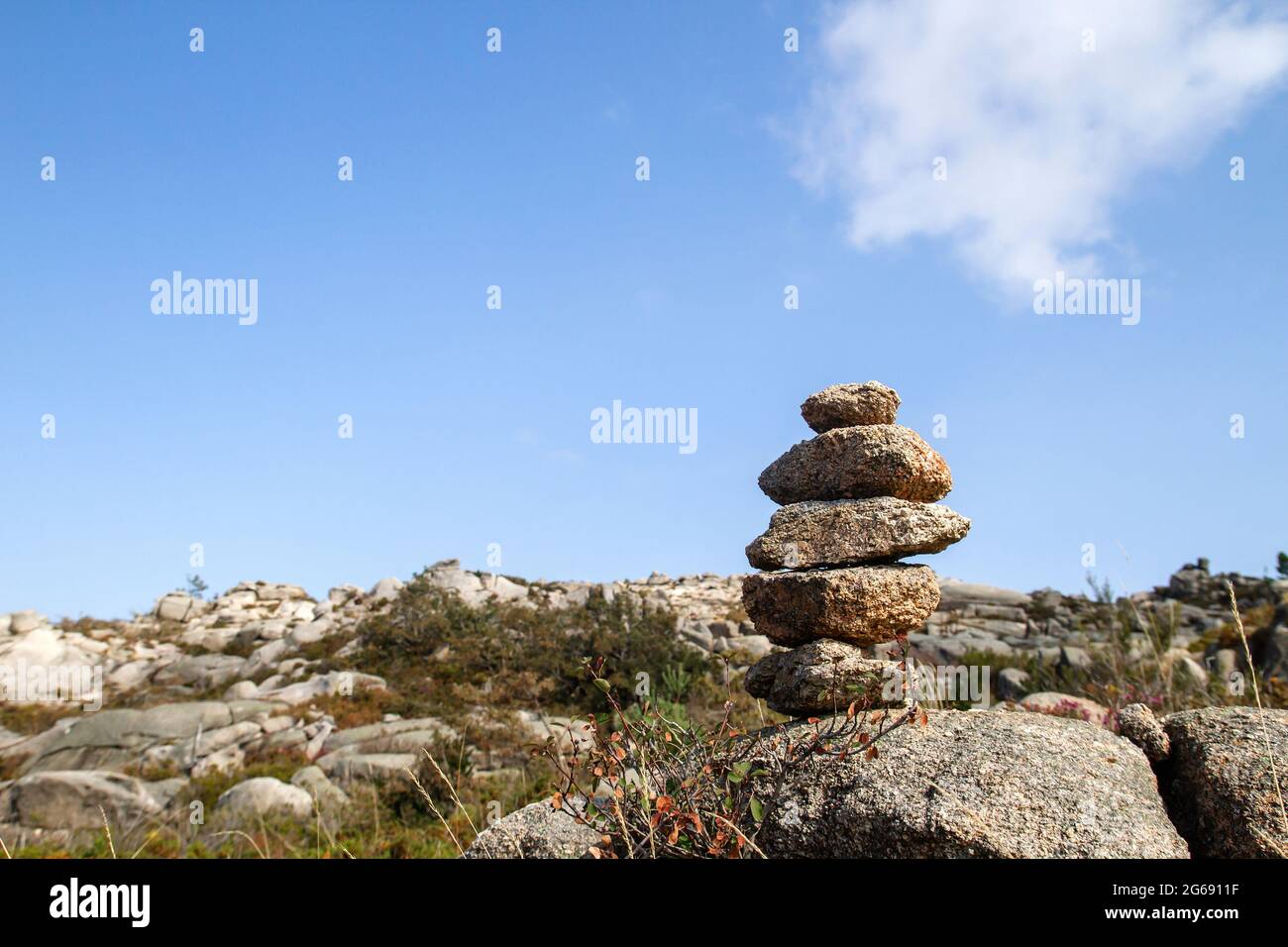 Cairn ou marqueur de pierre dans le sentier de montagne Banque D'Images