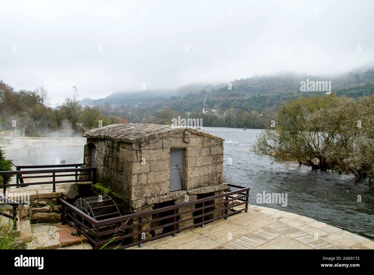 Ancien moulin à eau Muino da Veiga et sources thermales par le lit de Minho à Ourense, Espagne Banque D'Images