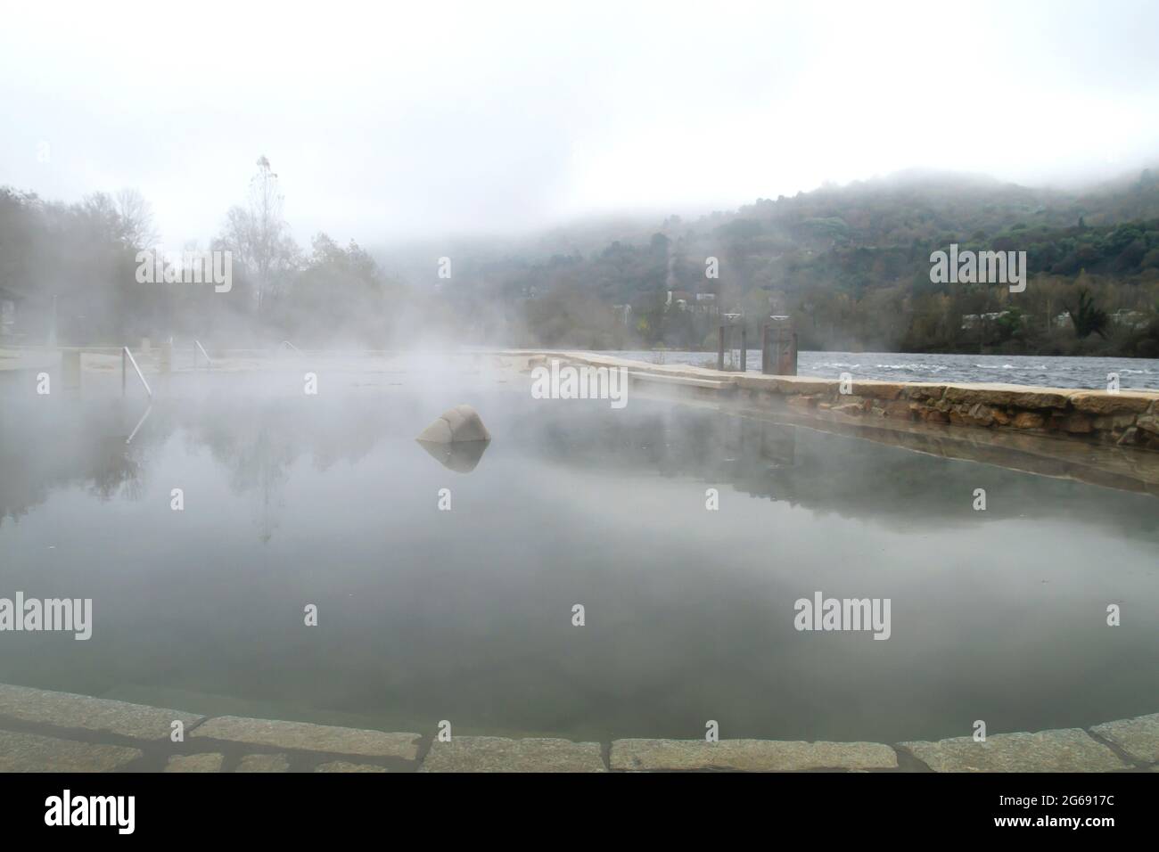 Sources chaudes Muino da Veiga, piscines dans le lit de rivière Minho à Ourense, Espagne Banque D'Images