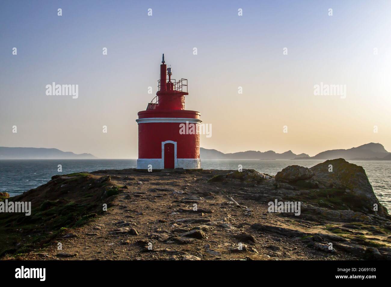 Vieux phare rouge à Punta Robaleira et Islas Cies de Cabo Home, Rias Baixas, Galice, Espagne Banque D'Images