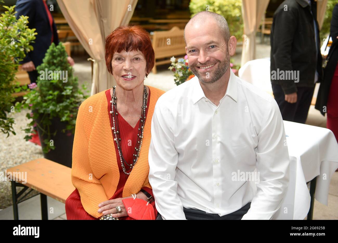 Munich, Allemagne. 04e juillet 2021. Regina Ziegler, (l) producteur de films Ziegler film et James Farrell, vice-président des originaux locaux, se présentent au petit déjeuner de presse Amazon Studios au Festival international du film de Munich, dans le café en plein air de la Hofbräukeller à Wiener Platz. Filmfest München aura lieu dans la capitale de l'État de 1.7.2021 à 10.7.2021. Credit: Felix Hörhager/dpa/Alay Live News Banque D'Images